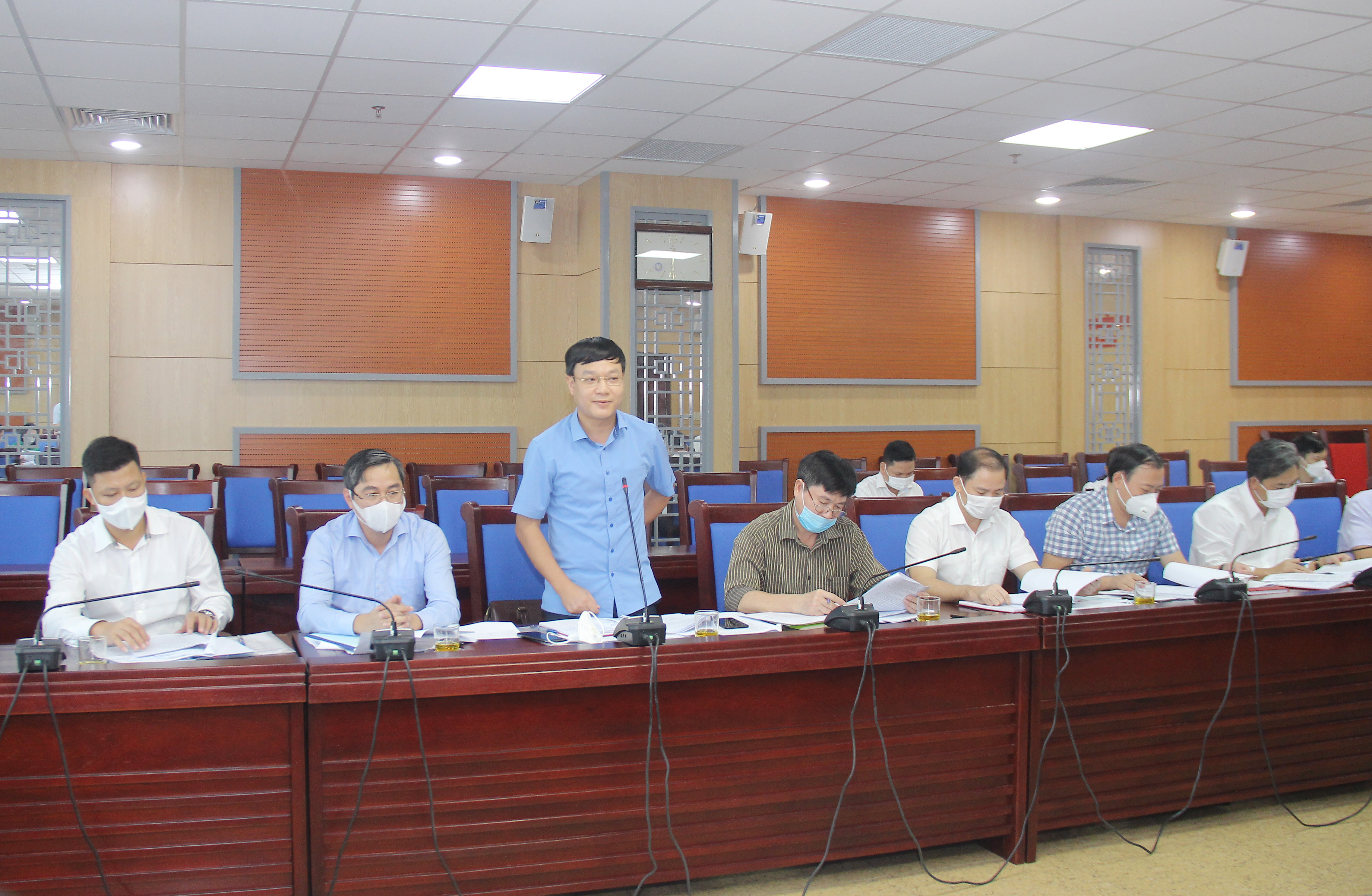 Đồng chí Phạm Tuấn Vinh - Bí thư Thị ủy, Chủ tịch HĐND thị xã Thái Hòa tham gia ý kiến tại hội nghị. Ảnh: Mai Hoa