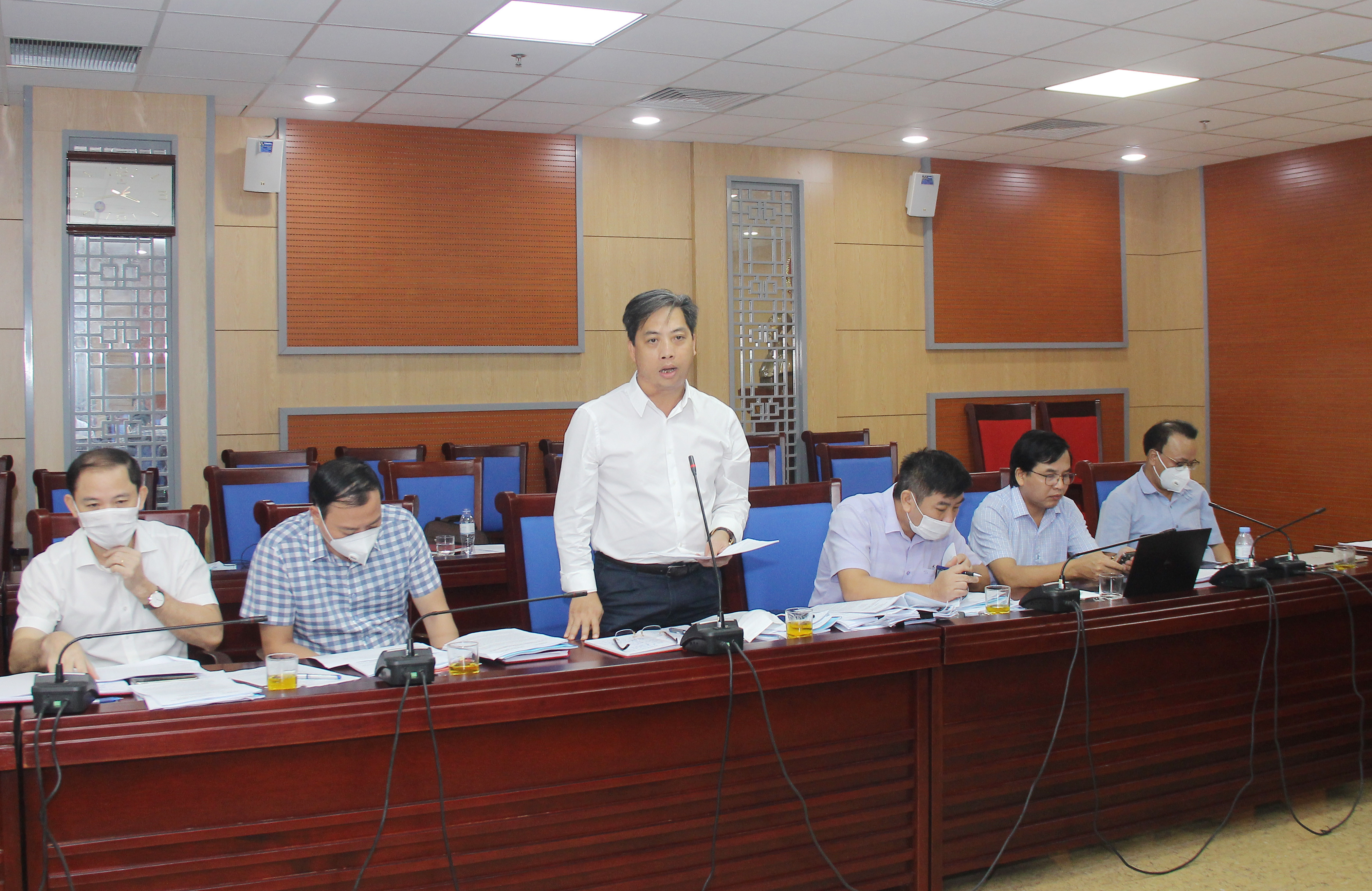 Phó Giám đốc Sở Tài chính Nguyễn Thanh Tùng giải trình một số nội dung mà các thành viên quan tâm. Ảnh: Mai Hoa