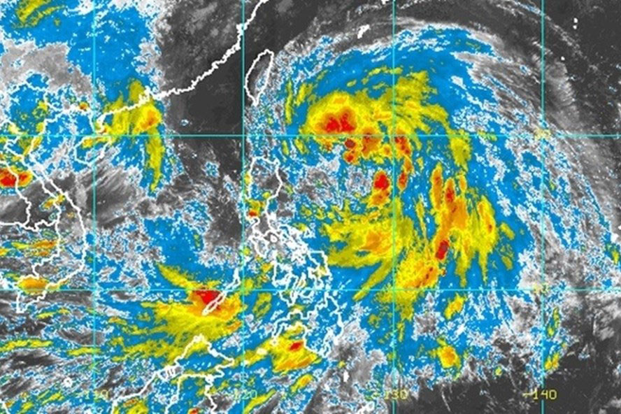 Ảnh vệ tinh cơn bão số 8 Kompasu vào hồi 17h ngày 10/10. Ảnh: Cơ quan Quản lý khí quyền và Đại dương Quốc gia Mỹ (NOAA)