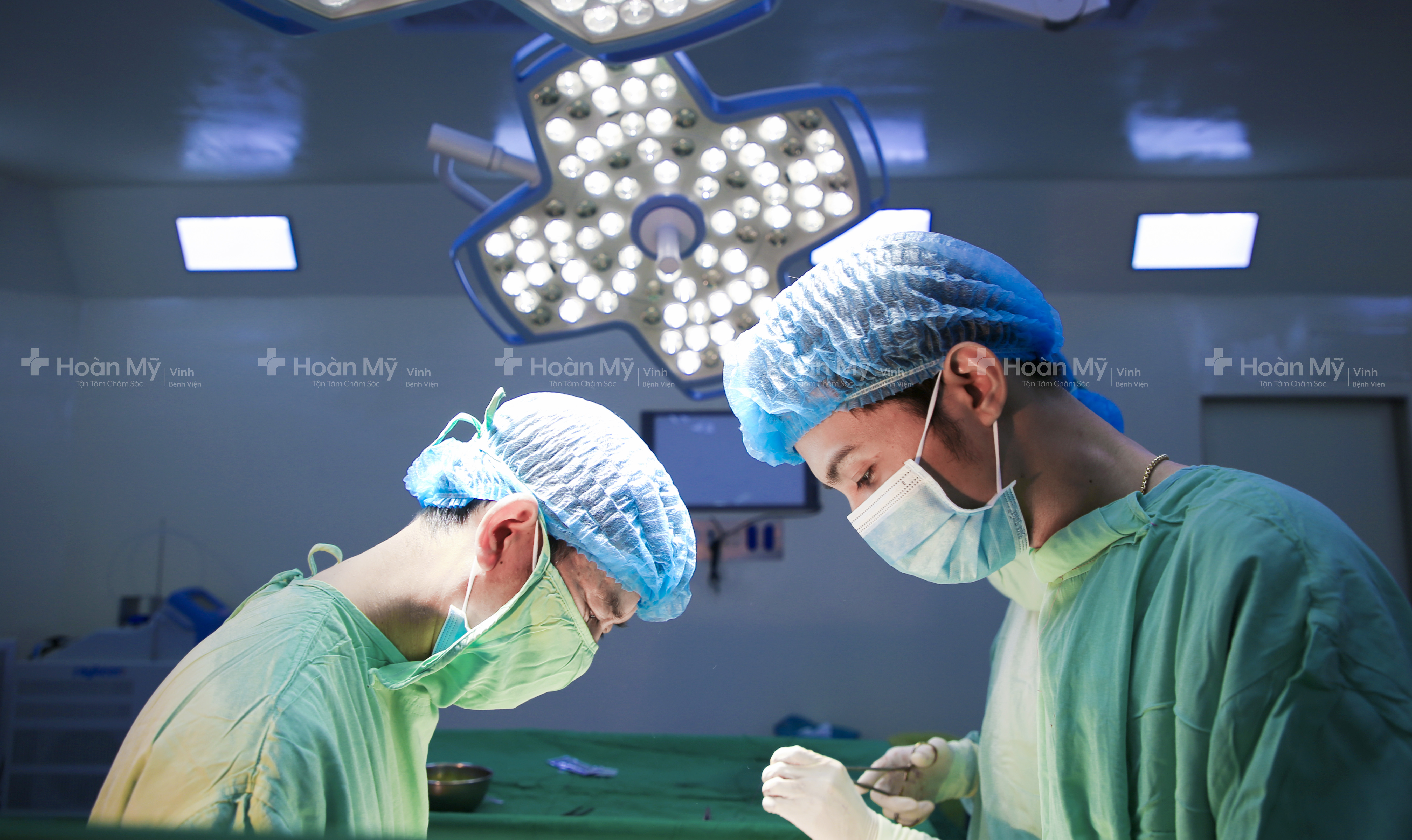Hình ảnh các Bác sĩ Bệnh viện Quốc tế Vinh thực hiện phẫu thuật cho bệnh nhân. Ảnh: Kim Chung