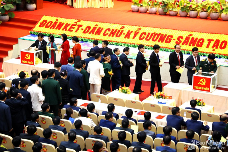 Các đại biểu bỏ phiếu tại Đại hội đại biểu Đảng bộ tỉnh Nghệ An lần thứ XIX. Ảnh tư liệu: N.N