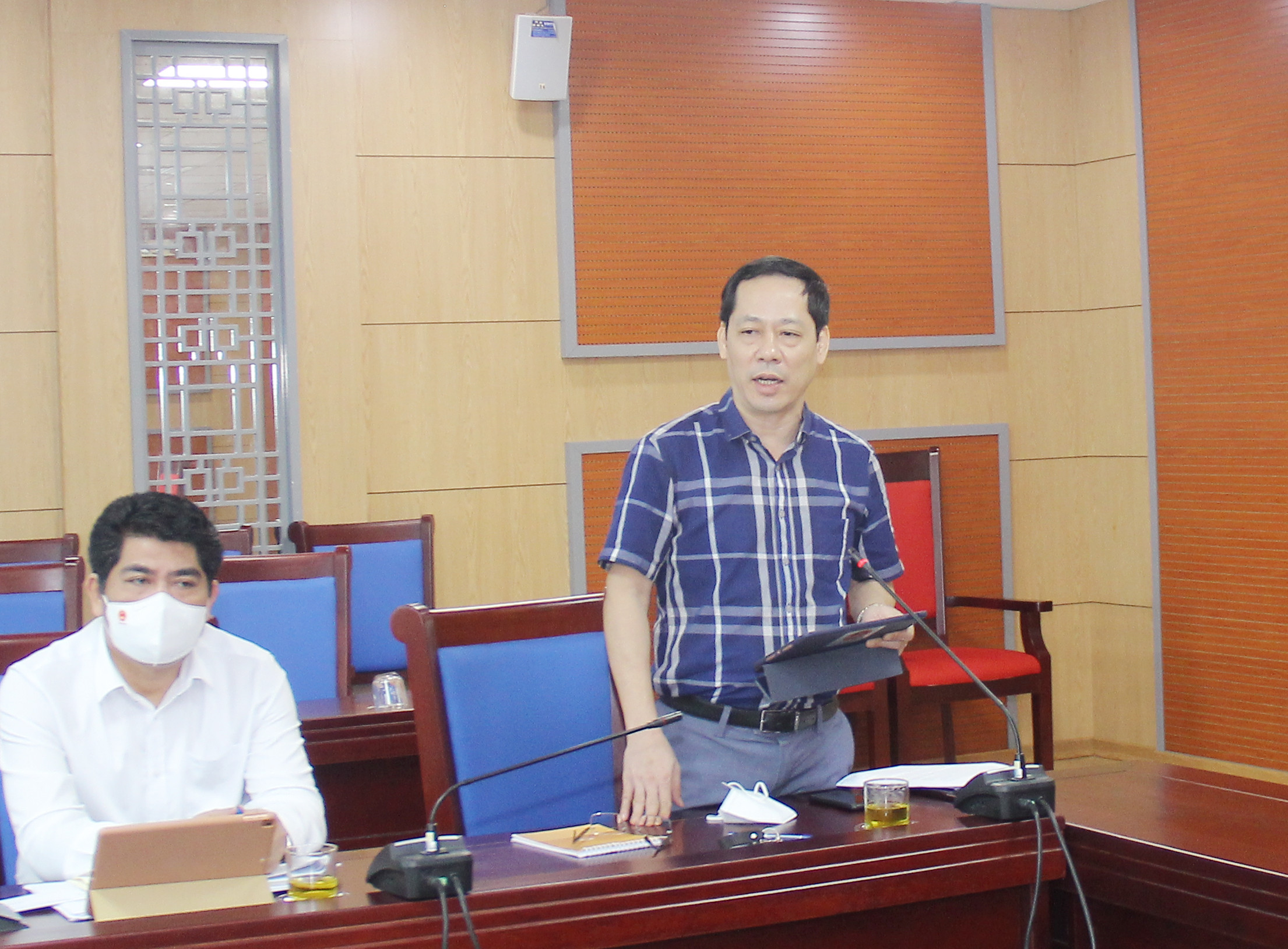 Ông Trần Nhật Minh - Ủy viên Ủy ban Pháp luật của Quốc, đại biểu Quốc hội chuyên trách đặt ra một số vấn đề gợi mở để các đại biểu dự hội thảo luận. Ảnh: Mai Hoa 