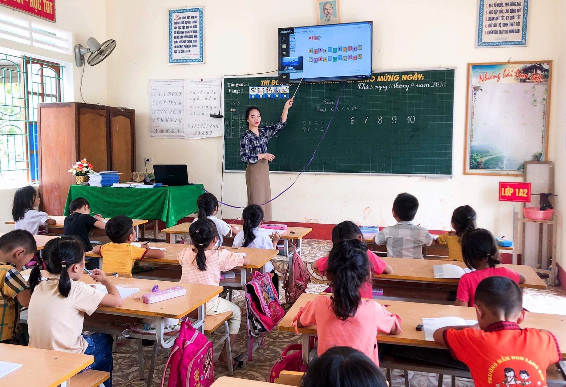 Nhờ được tập huấn bài bản nên giáo viên Nghệ An đã chủ động trong năm đầu tiên triển khai chương trình sách giáo khoa mới với học sinh lớp 1. Ảnh: MH