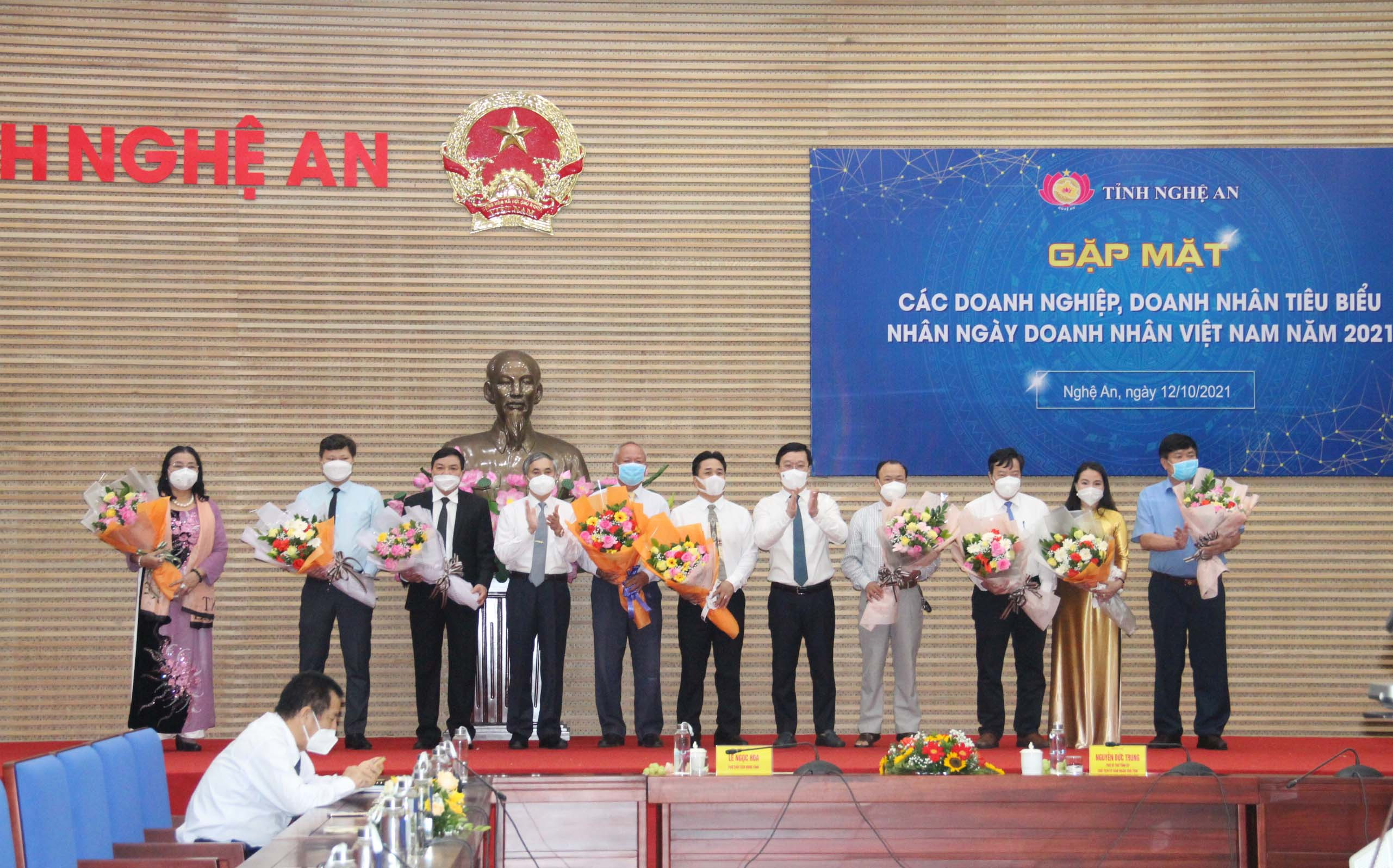 Đồng chí Nguyễn Đức Trung - Chủ tịch UBND tỉnh tặng hoa chúc mừng các Hiệp hội, Hội doanh nghiệp, doanh nghiệp tiêu biểu nhân ngày Doanh nhân Việt Nam. Ảnh: Phạm Bằng