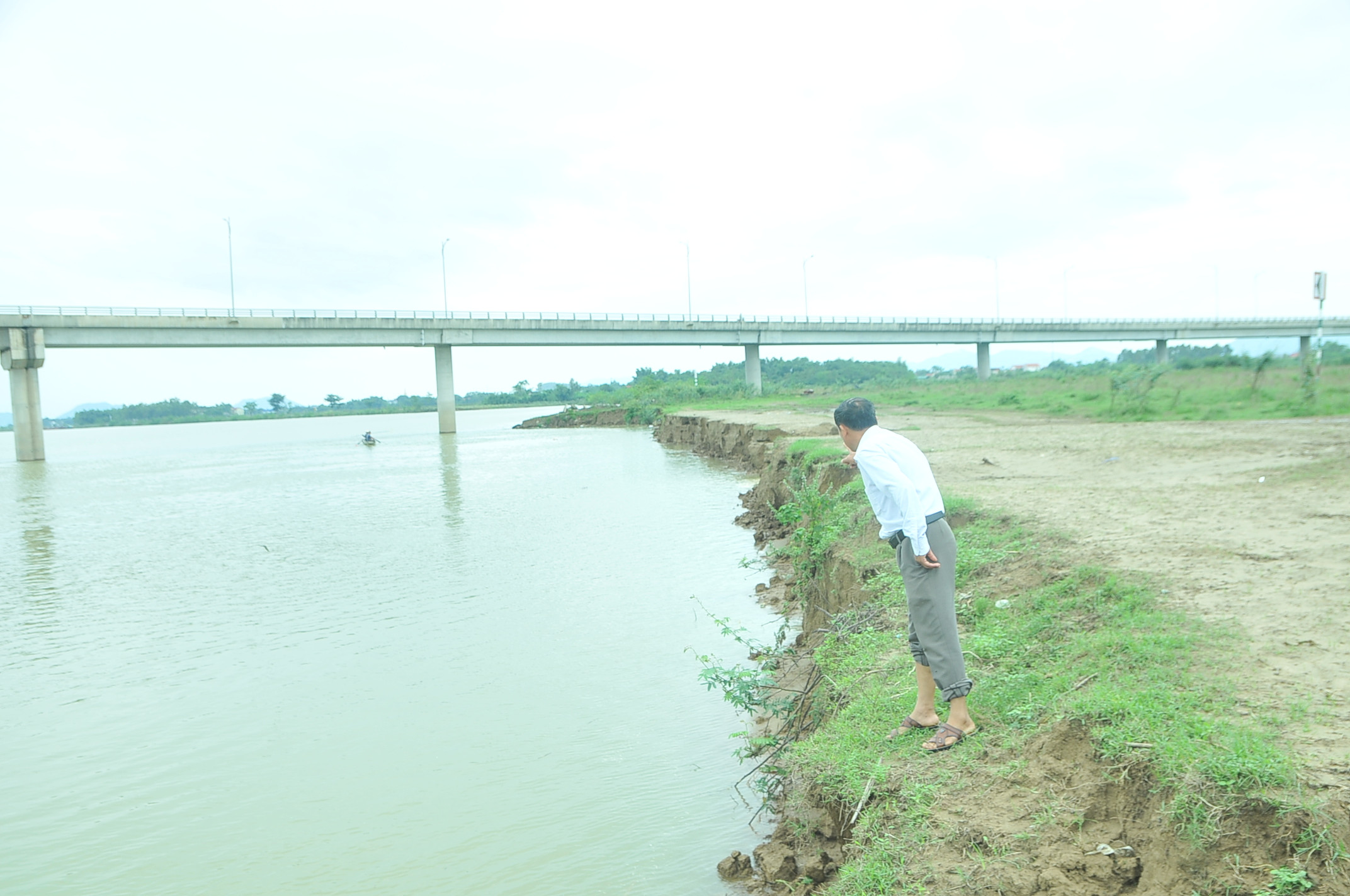 Theo ông Bá, tình trạng sạt lở đã diễn ra vài năm nay, khi cầu Yên Xuân hoàn thành, những xoáy nước dưới chân trụ cầu xô thẳng vào bãi khiến nhiều diện tích đất sản xuất bị sạt lở xuống sông. Ảnh: Tiến Đông