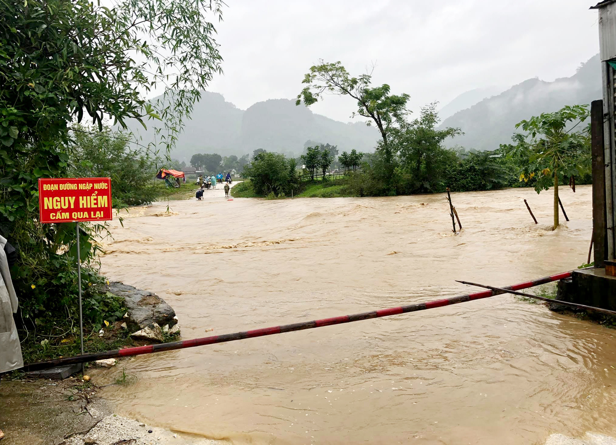 Mưa lũ nhiều tuyến đường ở các huyện miền núi có thể xảy ra nguy cơ ngập lụt, ảnh hưởng đến việc đi lại của học sinh. Ảnh: Cao Thái