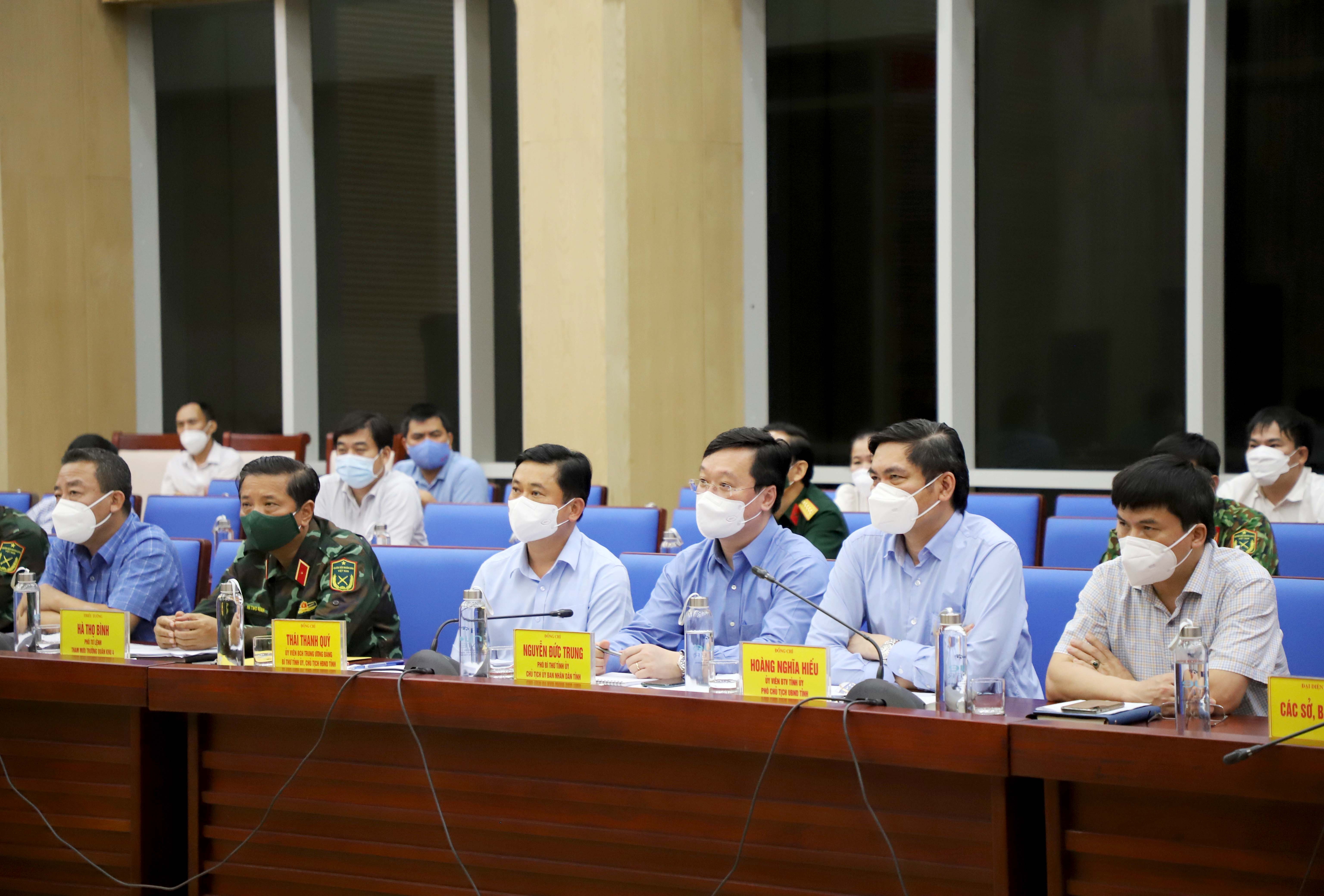 Các đồng chí lãnh đạo Quân khu 4, tỉnh Nghệ An tham dự buổi làm việc. Ảnh: Phạm Bằng