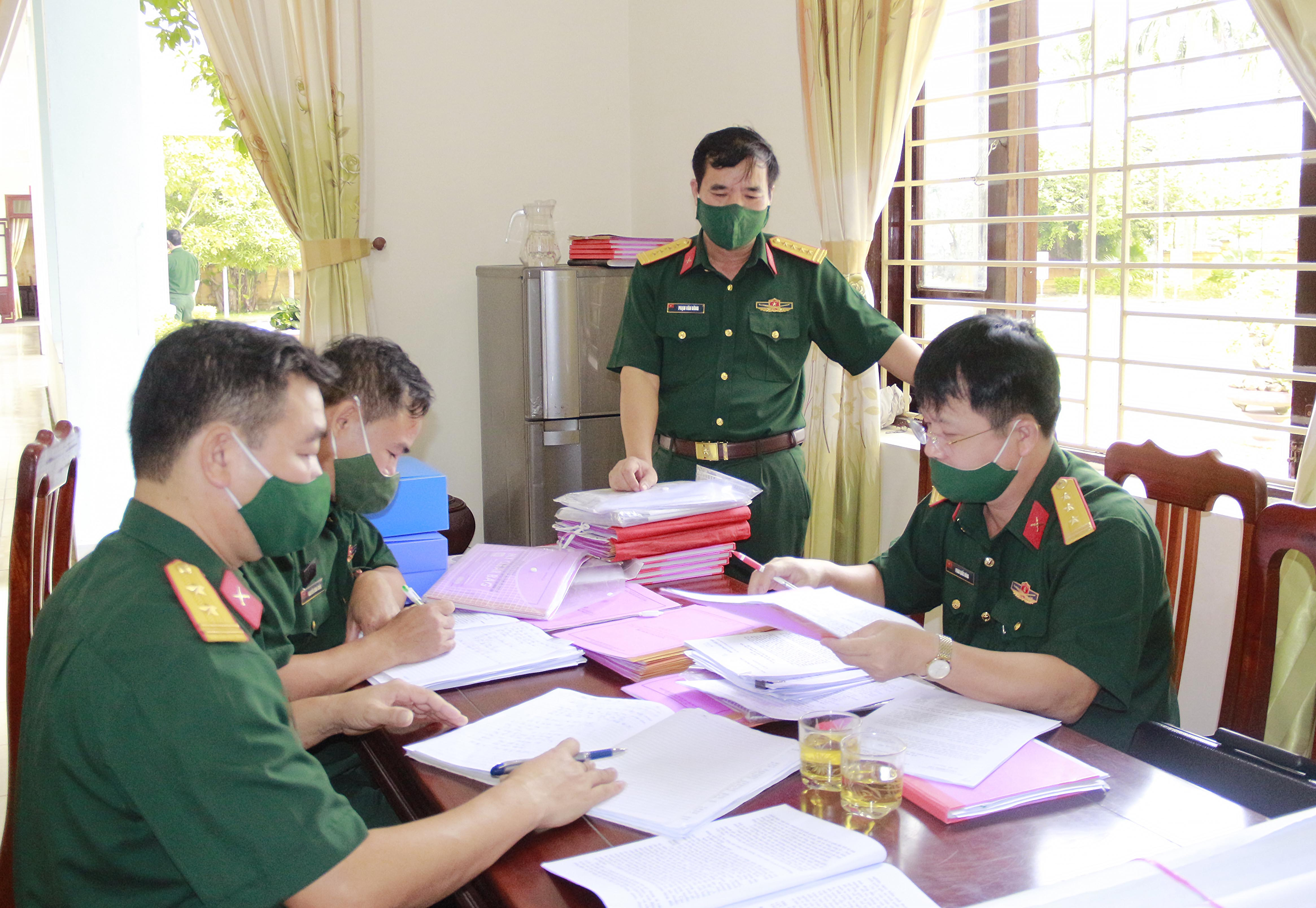 Kiểm tra việc thực hiện Công tác Đảng, Công tác Chính trị tại Ban CHQS huyện Đô Lương.  Ảnh: Hoàng Anh