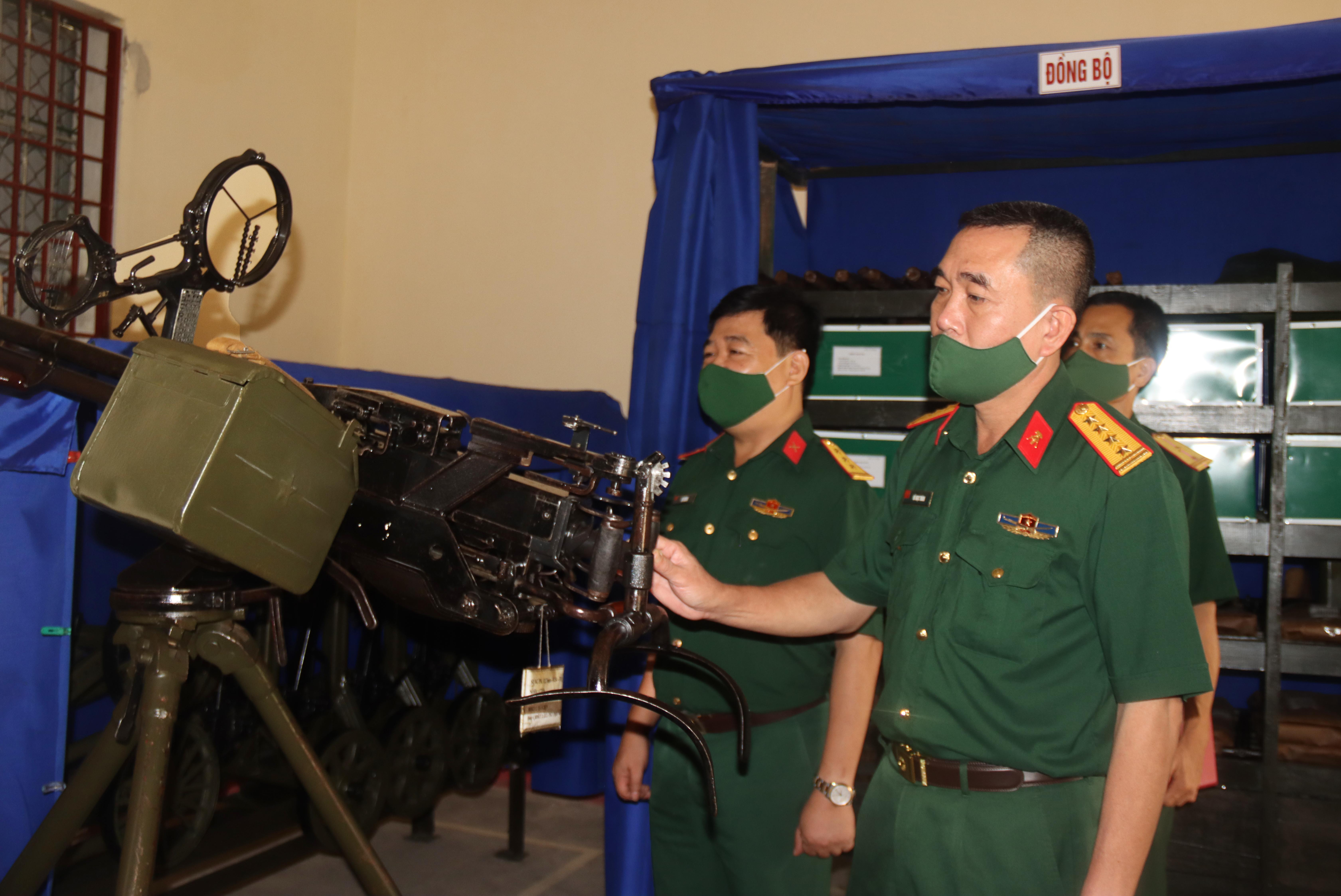 Kiểm tra công tác bảo quản vũ khí, trang bị kỹ thuật tại Ban CHQS huyện Tân Kỳ. Ảnh: Hoàng Anh