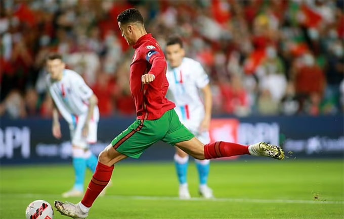 Ronaldo ghi 2 bàn trên chấm 11m.