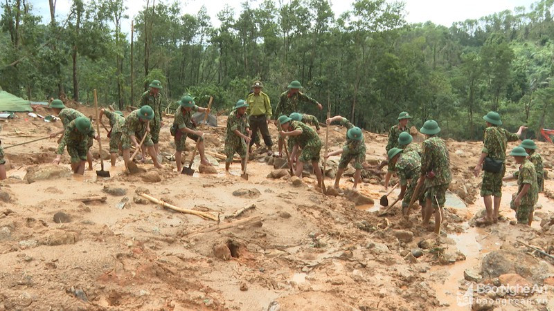 Các cán bộ, chiến sĩ tham gia tìm kiếm, cứu nạn các nạn nhân trong vụ sạt lở núi tại Thủy điện Rào Trăng 3 (Thừa Thiên Huế). Ảnh: Tư liệu BNA