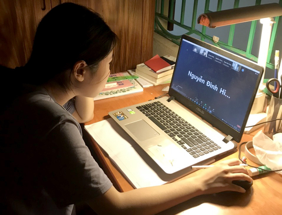 Dù ở xa nhưng học sinh Hồ Phương Uyên vẫn lên lớp đầy đủ thông qua hình thức học trực tuyến 2. Ảnh: PV