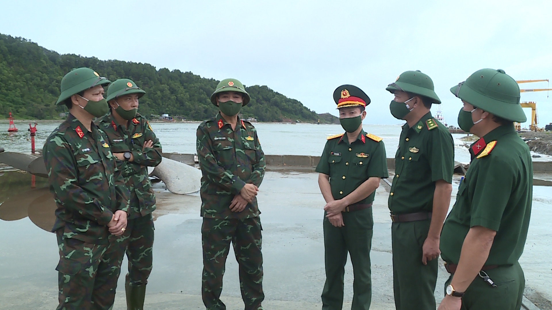 Đại tá Đinh Bạt Văn, Phó Chỉ huy trưởng, Tham mưu trưởng Bộ CHQS tỉnh kiểm tra công tác công tác phối hợp giữa các lực lượng sàng sàng cơ động giúp các ngư dân tại Cảng Cữa Lò.