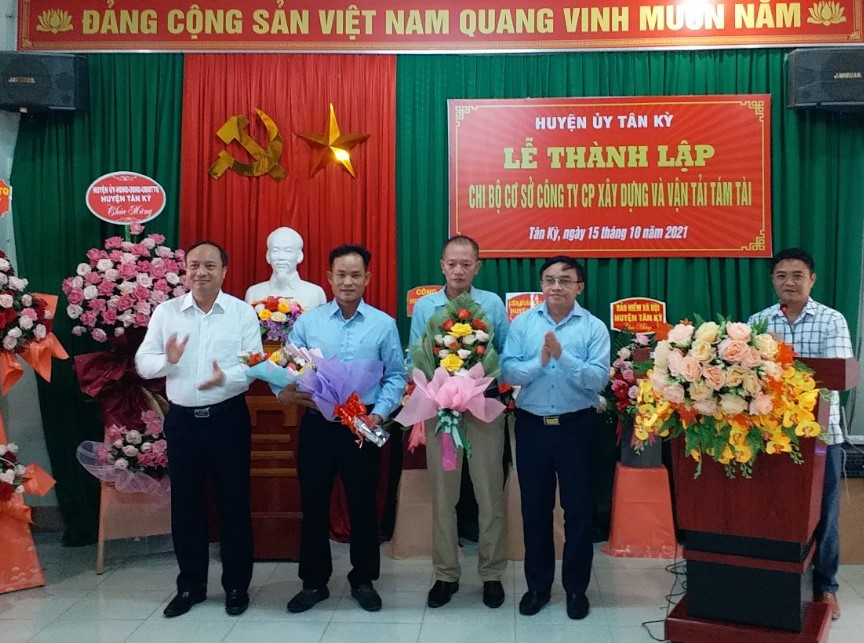 Đồng chí Ngọc Kim Nam-Trưởng Ban Dân vận Tỉnh ủy và đồng chí Nguyễn Viết Hưng-Phó Ban Tổ chức Tỉnh ủy tặng hoa chúc mừng chi bộ.
