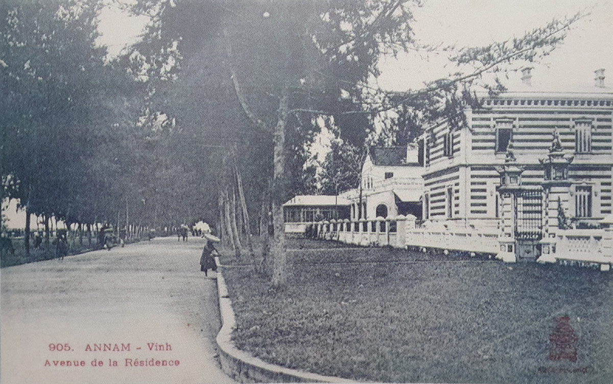 Tòa công sứ xây dựng năm 1897, nằm trên đường bờ sông, cổng hướng ra phía cầu Cửa Tiền cũ. Vị trí này hiện nay là đường Lê Hồng Sơn, TP Vinh. Ảnh tư liệu