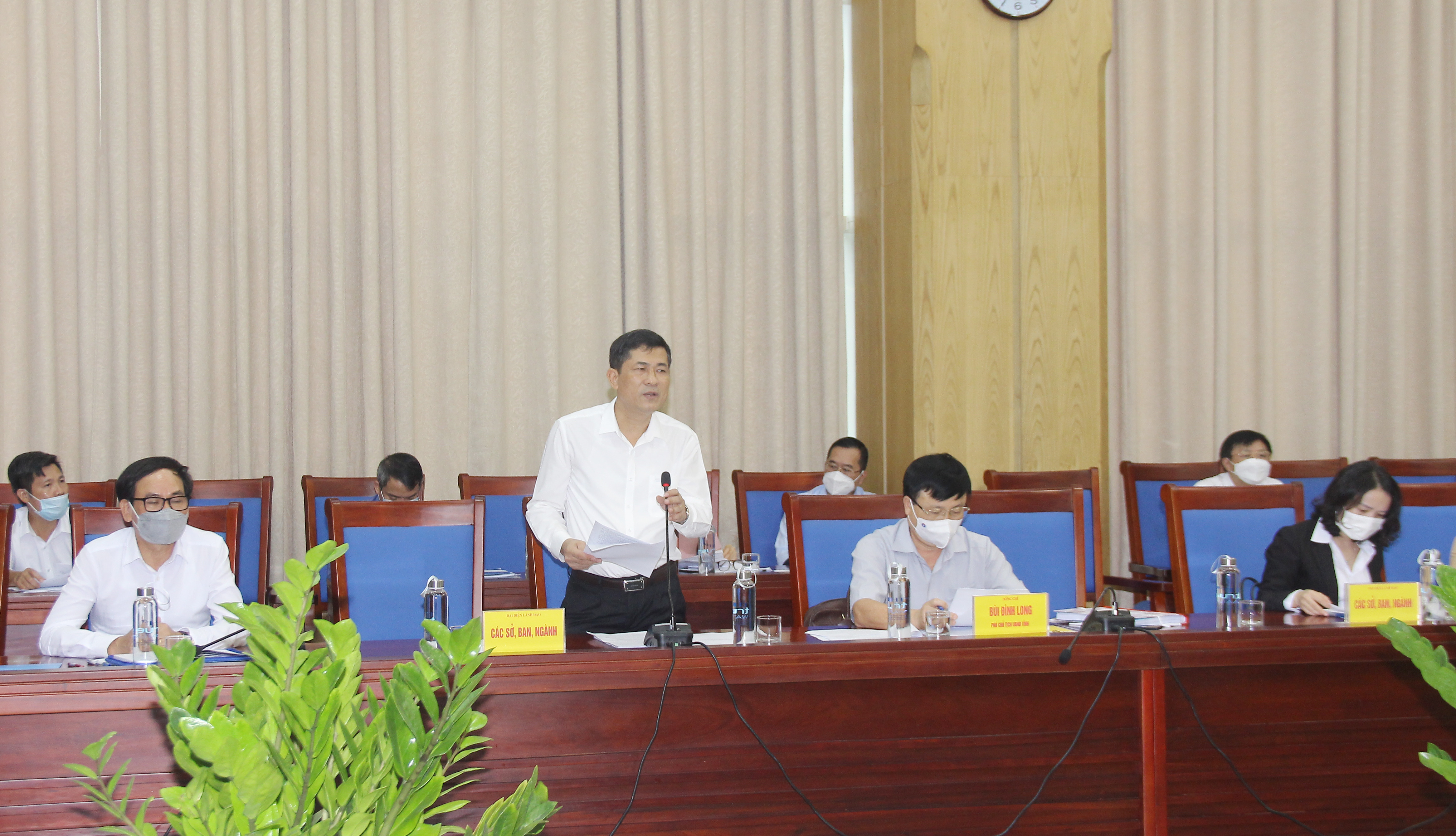Giám đốc Sở Giáo dục - Đào tạo, Thái Văn Thành báo cáo tình hình giảng dạy trong điều kiện dịch Covid - 19 ở Nghệ An. Ảnh: Mai Hoa
