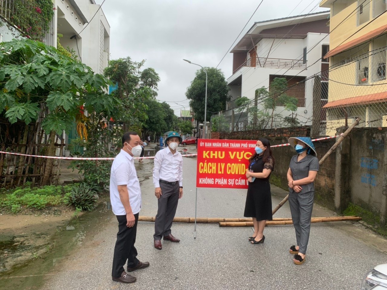 Bí thư Thành ủy Vinh kiểm tra công tác cách ly, phong tỏa khu vực bệnh nhân sinh sống. Ảnh: Thành Chung