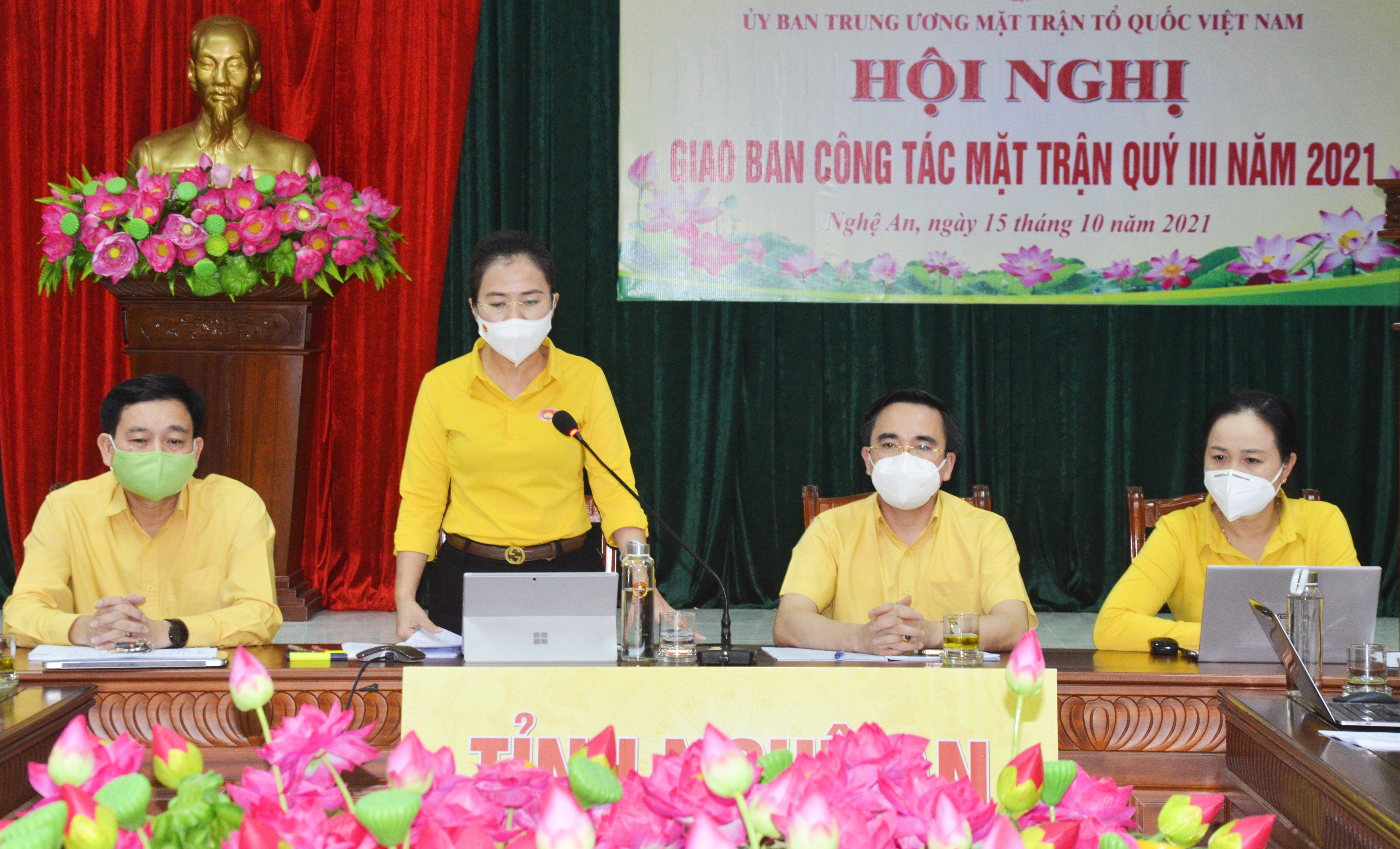 Đồng chí Võ Thị Minh Sinh - Chủ tịch Ủy ban MTTQ tỉnh Nghệ An phát biểu thảo luận tại hội nghị. Ảnh: Thanh Lê