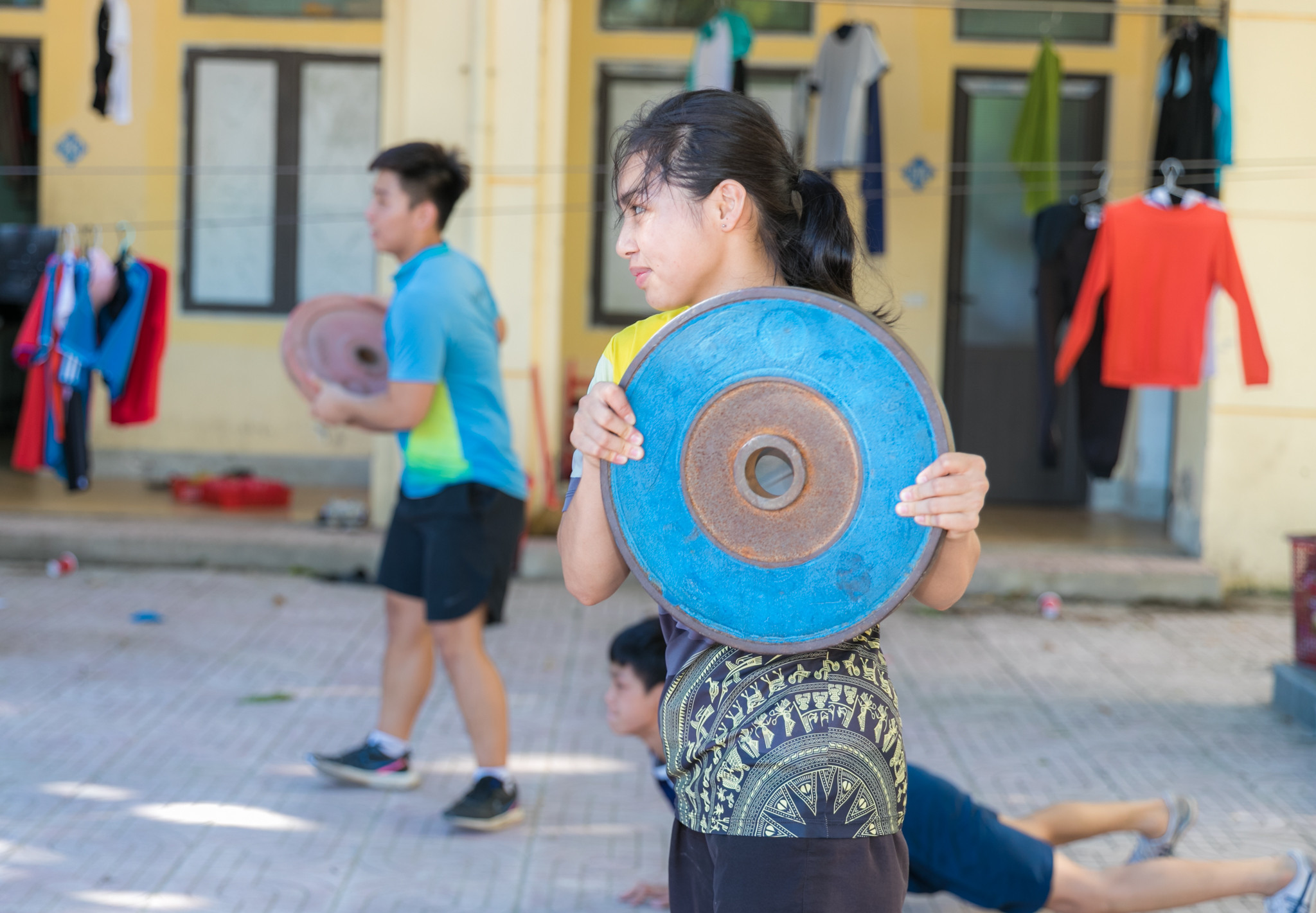 Hồ Thị Hào là VĐV trẻ ở bộ môn Vật cổ truyền. Đặc điểm ở bộ môn này thiên nhiều về sức mạnh cơ bắp. Mỗi ngày ngoài phải tập các kỹ thuật cơ bản của môn vật, em còn phải tập thêm thể hình nhằm đáp ứng được những đòi hỏi của bộ môn này. Ảnh: PV