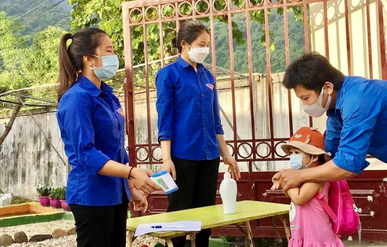 Trường mầm non Lục Dạ (Con Cuông) kiểm tra sức khỏe cho học sinh khi trở lại trường học. Ảnh: MH