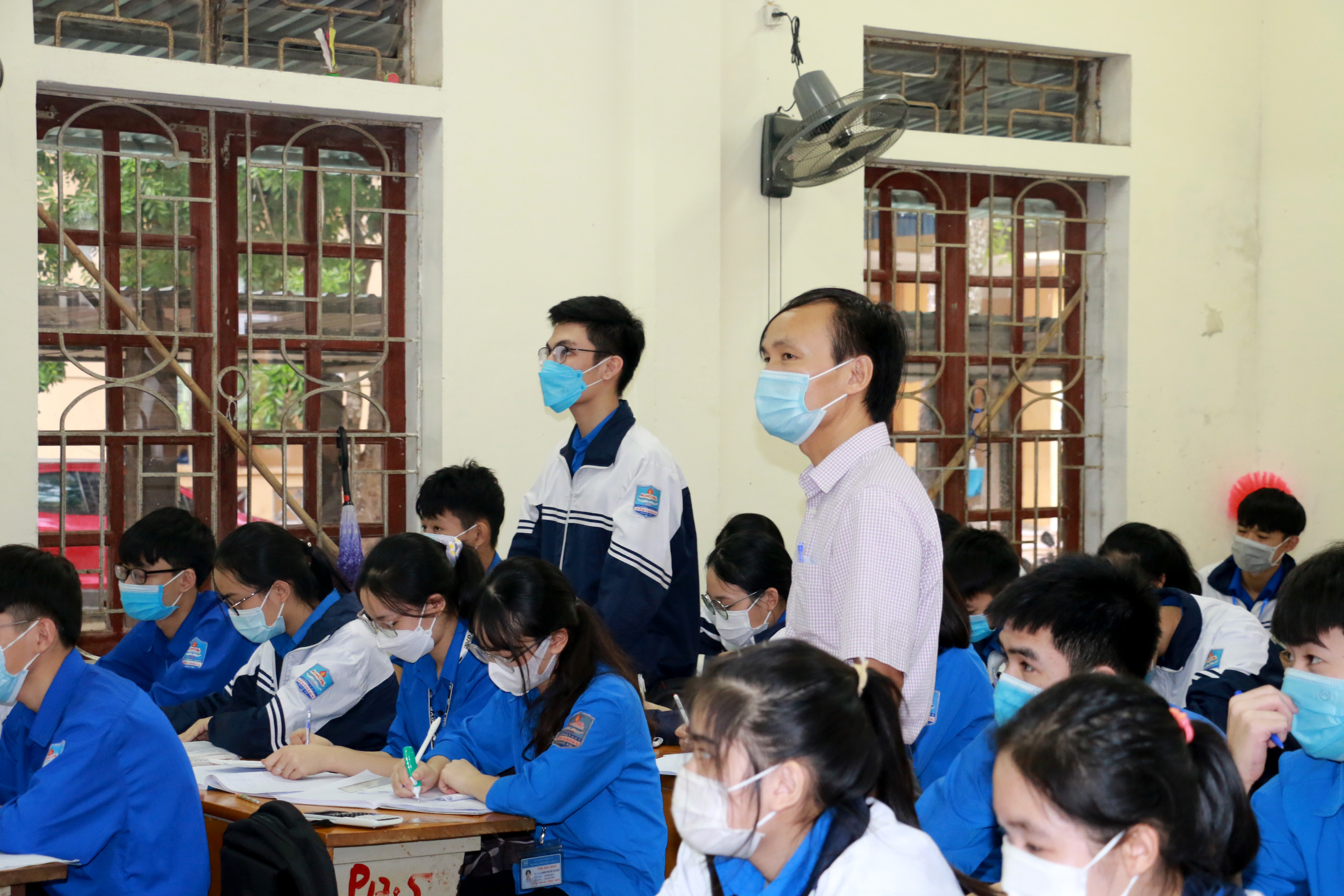 Học sinh và giáo viên ở Trường THPT Diễn Châu 4 đeo khẩu trang thường xuyên trong lớp học. Ảnh: MH