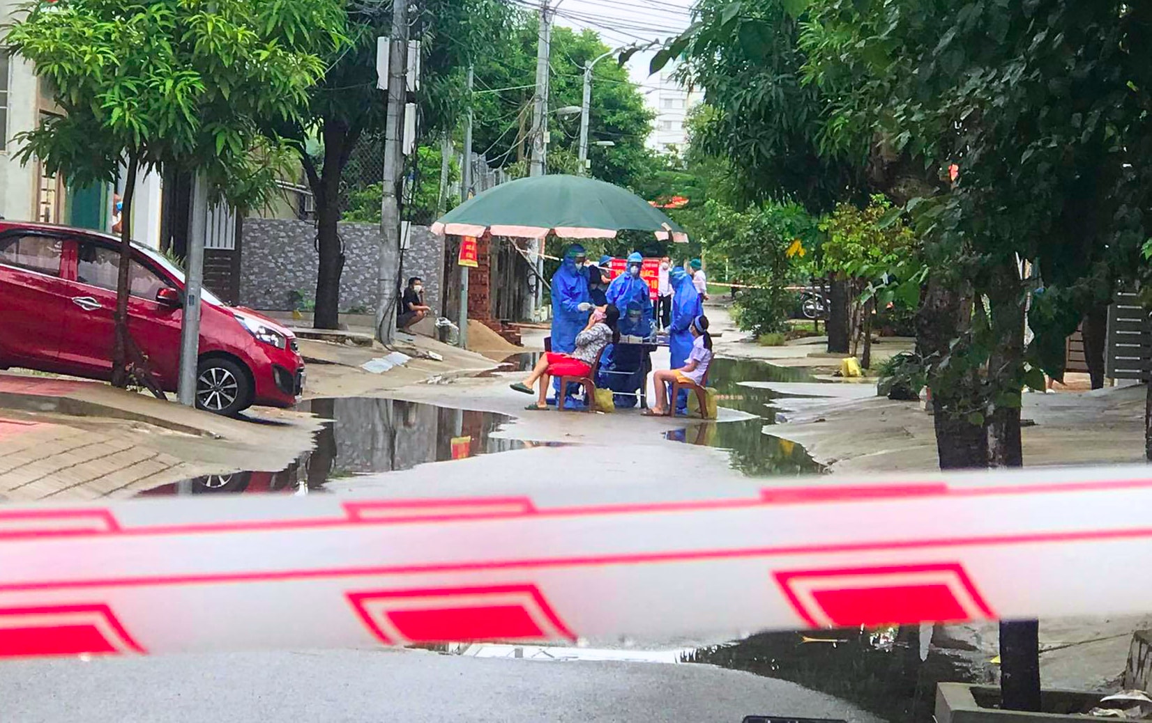 Lấy mẫu xét nghiệm người dân trong khu vực phong tỏa xã Hưng Lộc. Ảnh: Q.A