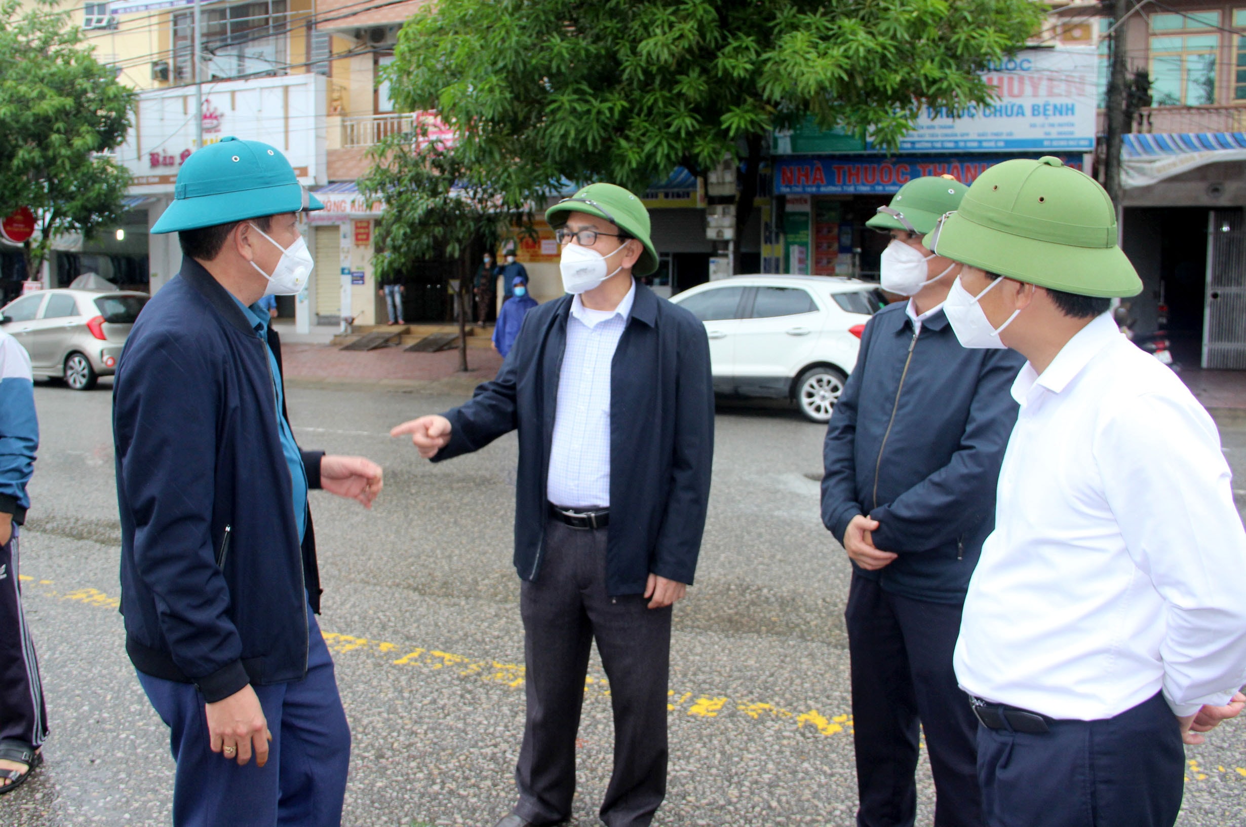 Lãnh đạo TP.Vinh chỉ đạo công tác lấy mẫu tại chợ Hưng Dũng. Ảnh: Quang An