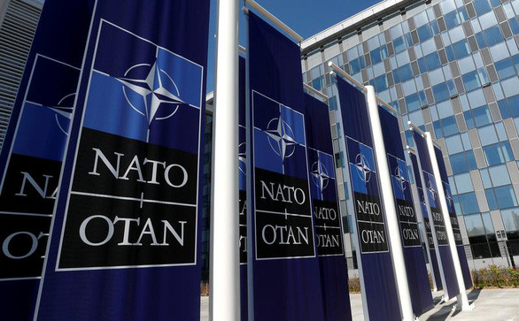 Logo NATO tại cổng vào trụ sở NATO ở Brussels, Bỉ - Ảnh: REUTERS