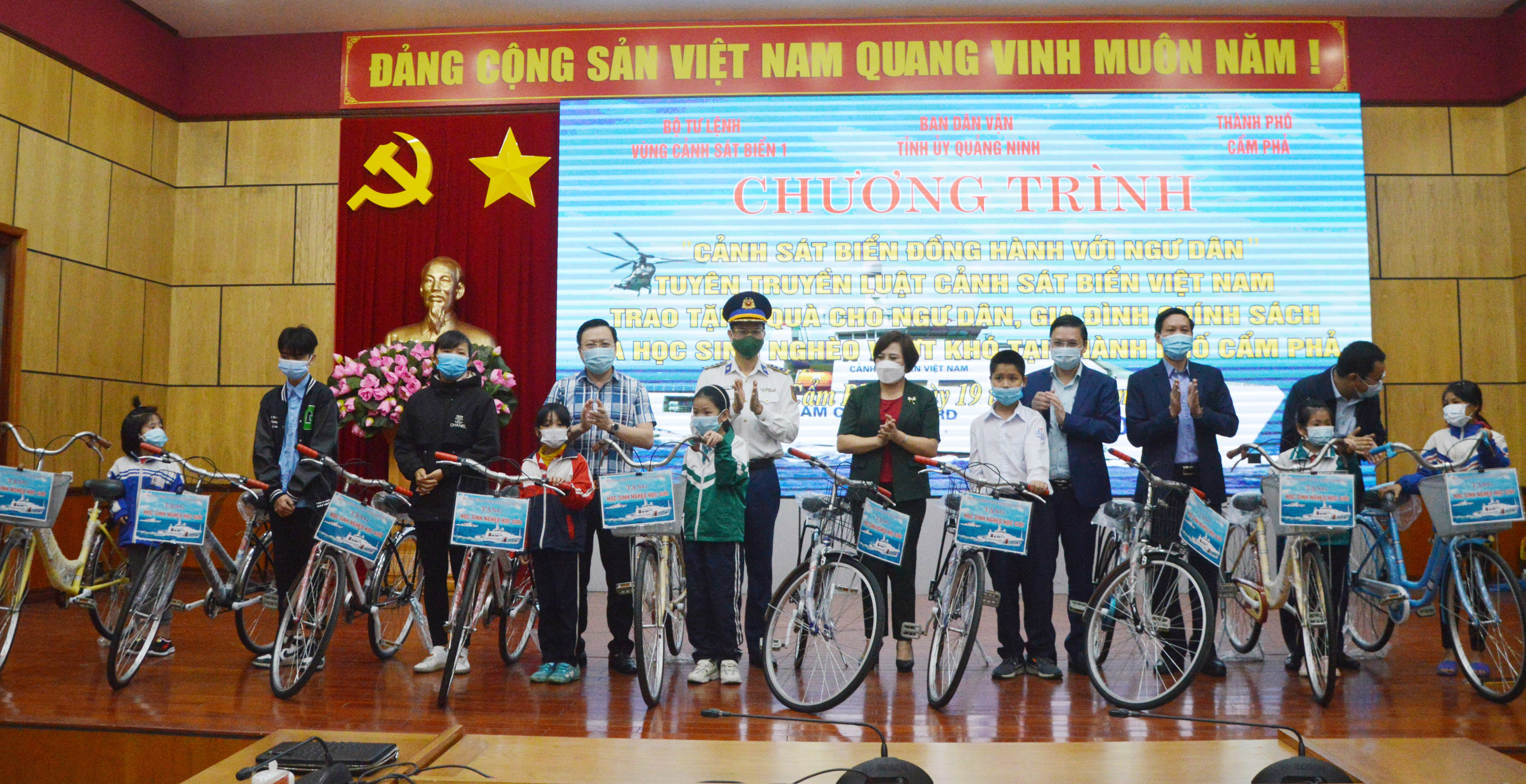 Tặng xe đạp cho các cháu học sinh có hoàn cảnh khó khăn vươn lên trong học tập của thành phố Cẩm Phả, Quảng Ninh. Ảnh: Mạnh Thường
