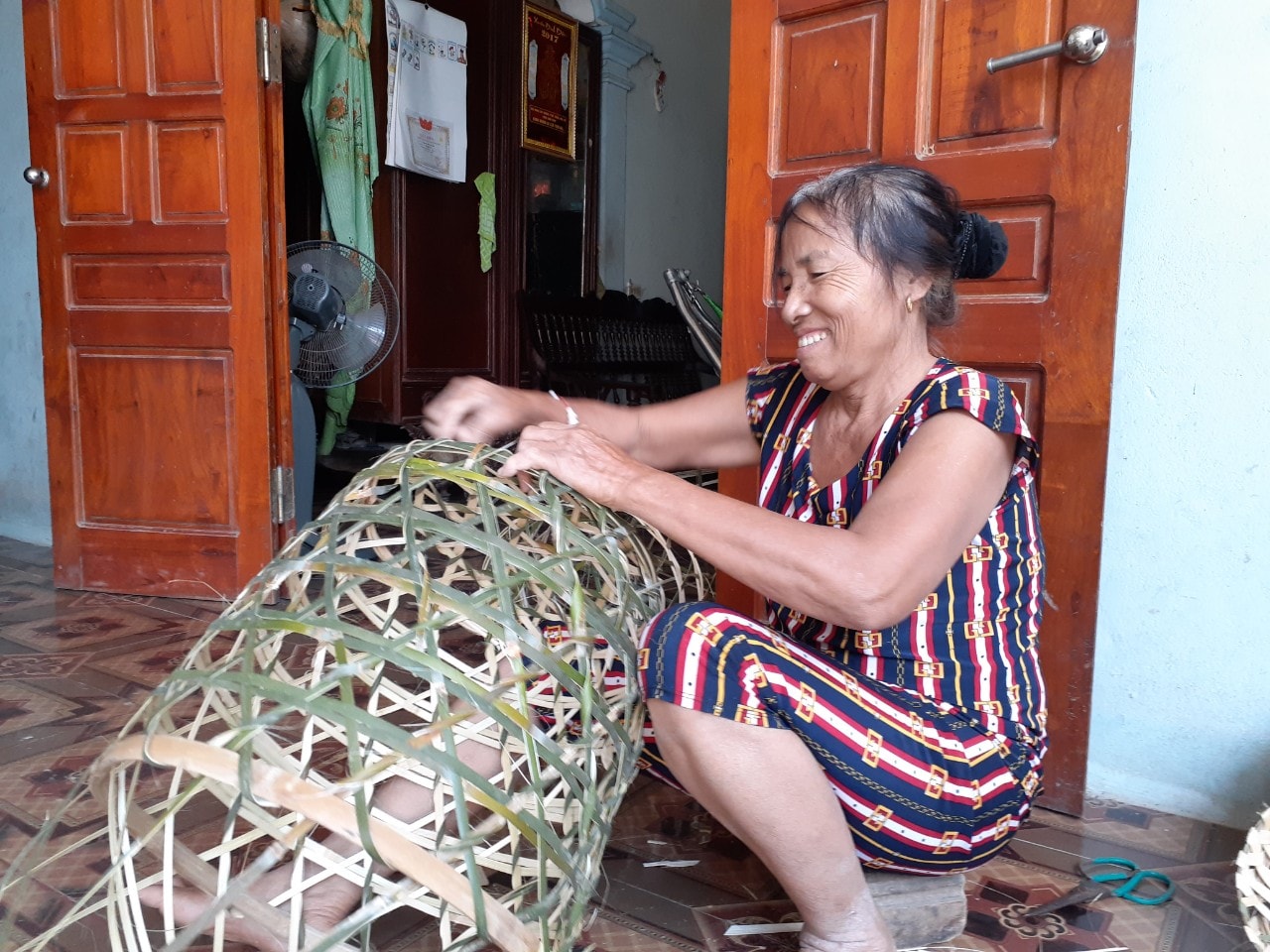 Sinh ra từ những làng quê, với bàn tay khéo léo, phụ nữ nông thôn xứ Nghệ là lực lượng quan trọng tiếp nối gìn giữ, phát huy và trao truyền nghề truyền thống của quê hương, như nghề bún bánh, đan lát, làm nồi đất, làm tương... Ảnh: Huy Thư