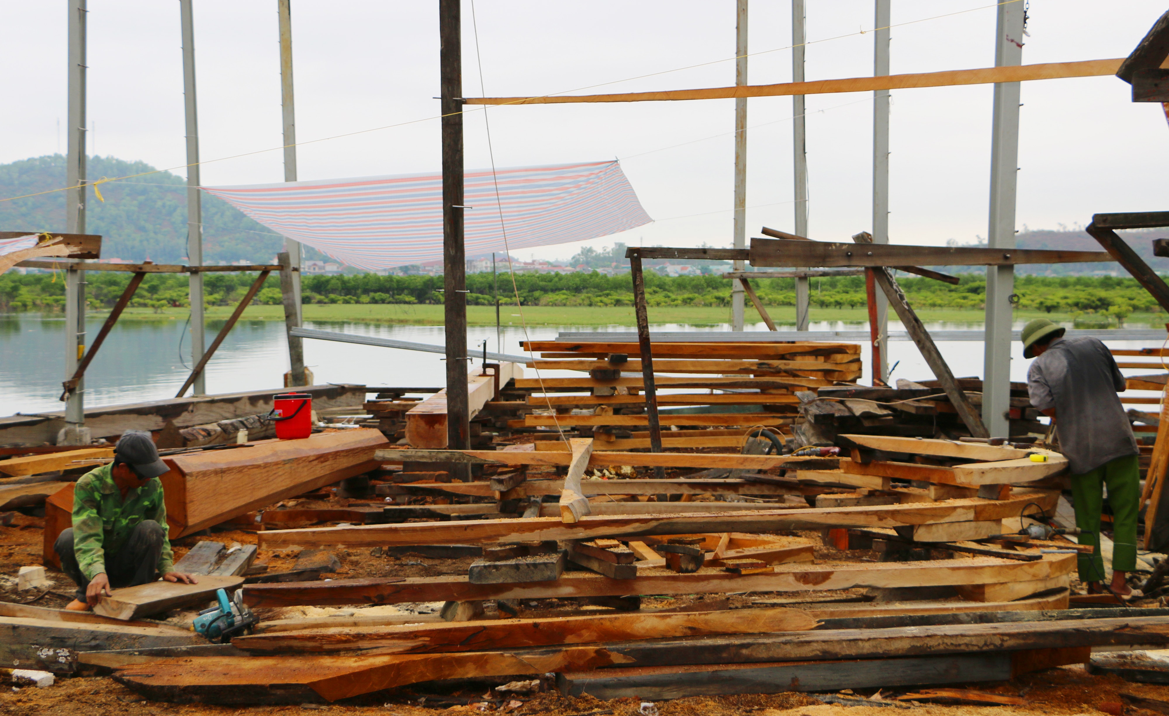 Đóng tàu tại Làng nghề Trung Kiên, xã Nghi Thiết, Nghi Lộc. Ảnh: Nguyễn Hải