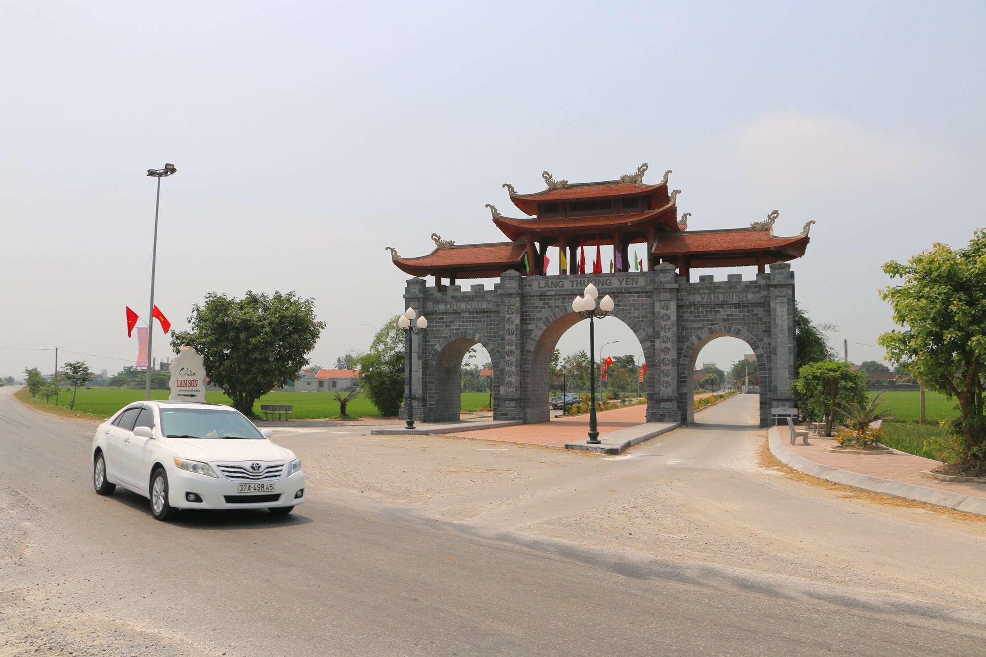 Nhờ có làng nghề tại thôn Thượng Yên và vận dụng nguồn xã hội hóa, Quỳnh Yên huy động được tren 20 tỷ đồng làm đường giao thông nông thôn và xây dựng cổng làng đậm bản sắc. Ảnh: Nguyễn Hải