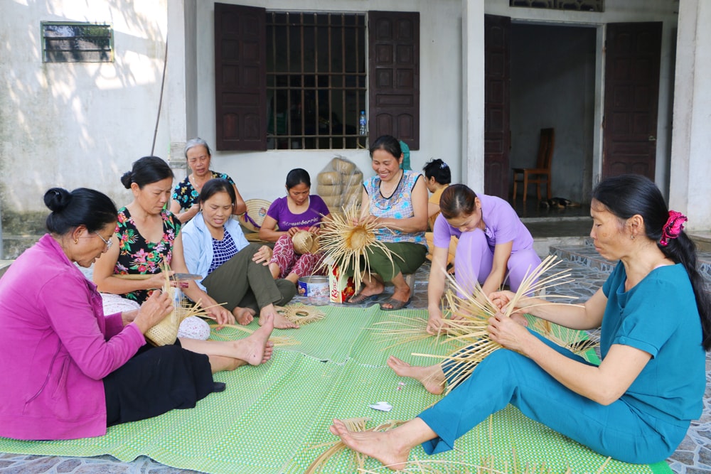 Chị em phụ nữ xóm 4, xã Quỳnh Yên (Quỳnh Lưu) làm nghề mây tre đan. Ảnh: Nguyễn Hải