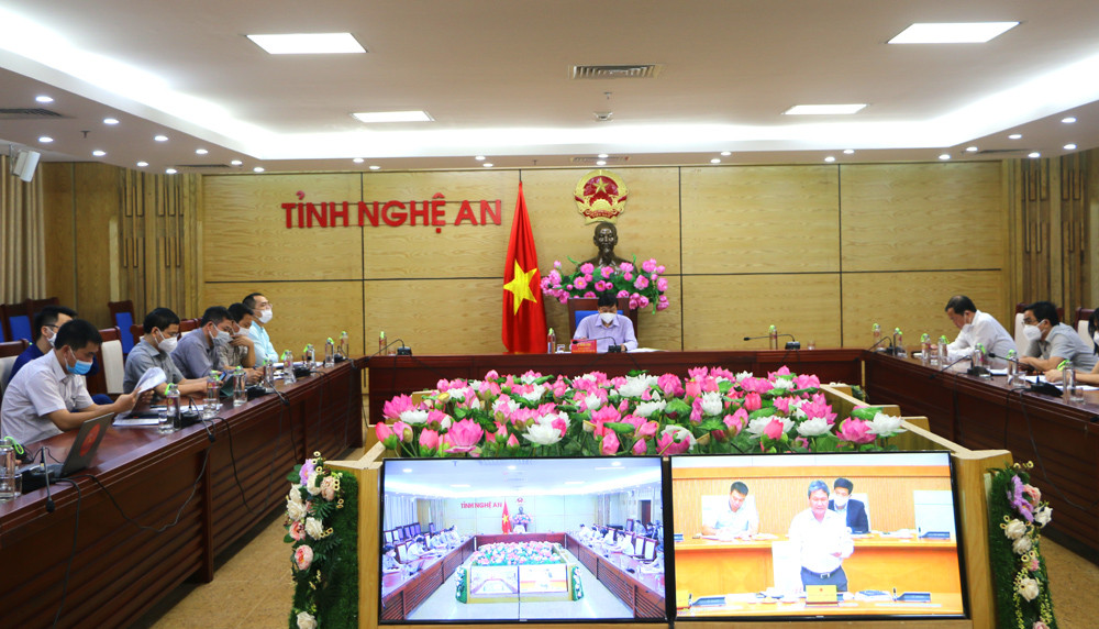 Toàn cảnh hội nghị trực tuyến đẩy nhanh tiến độ cao tốc Bắc - Nam tháng 10 từ điểm cầu Nghệ An. Ảnh: Nguyễn Hải