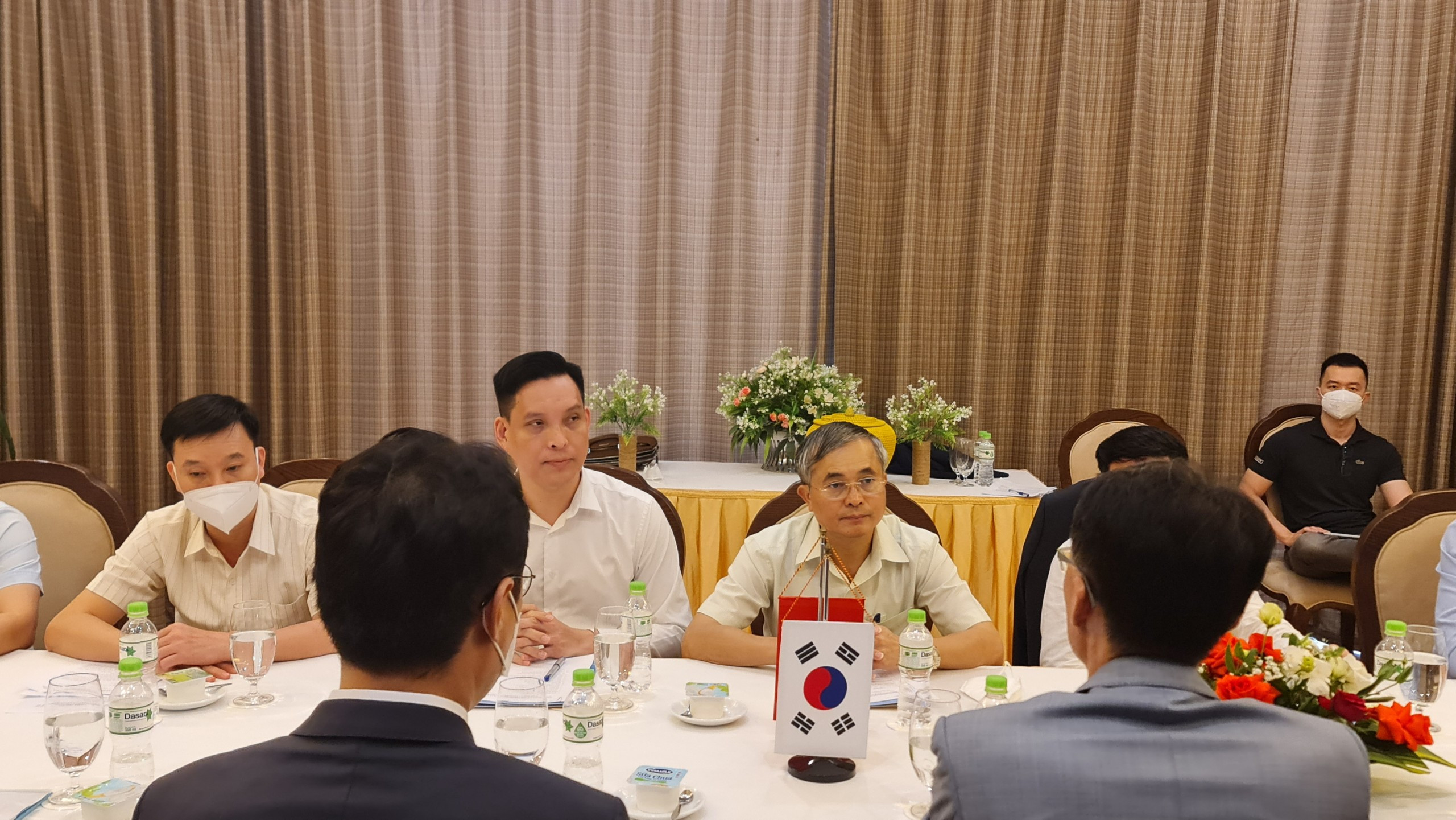 Ông Lê Ngọc Hoa- Phó Chủ tịch UBND tỉnh thông tin tình hình hợp tác giữa Nghệ An với doanh nghiệp, địa phương của Hàn Quốc. Ảnh Thanh Huyền