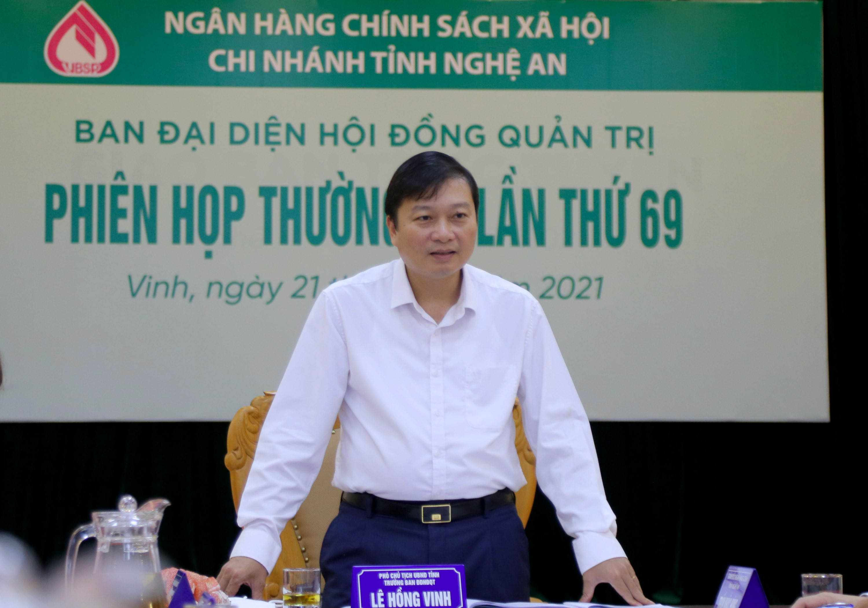 Phó chủ tịch UBND tỉnh Lê Hồng Vinh phát biểu tại phiên họp. Ảnh: Thu Huyền
