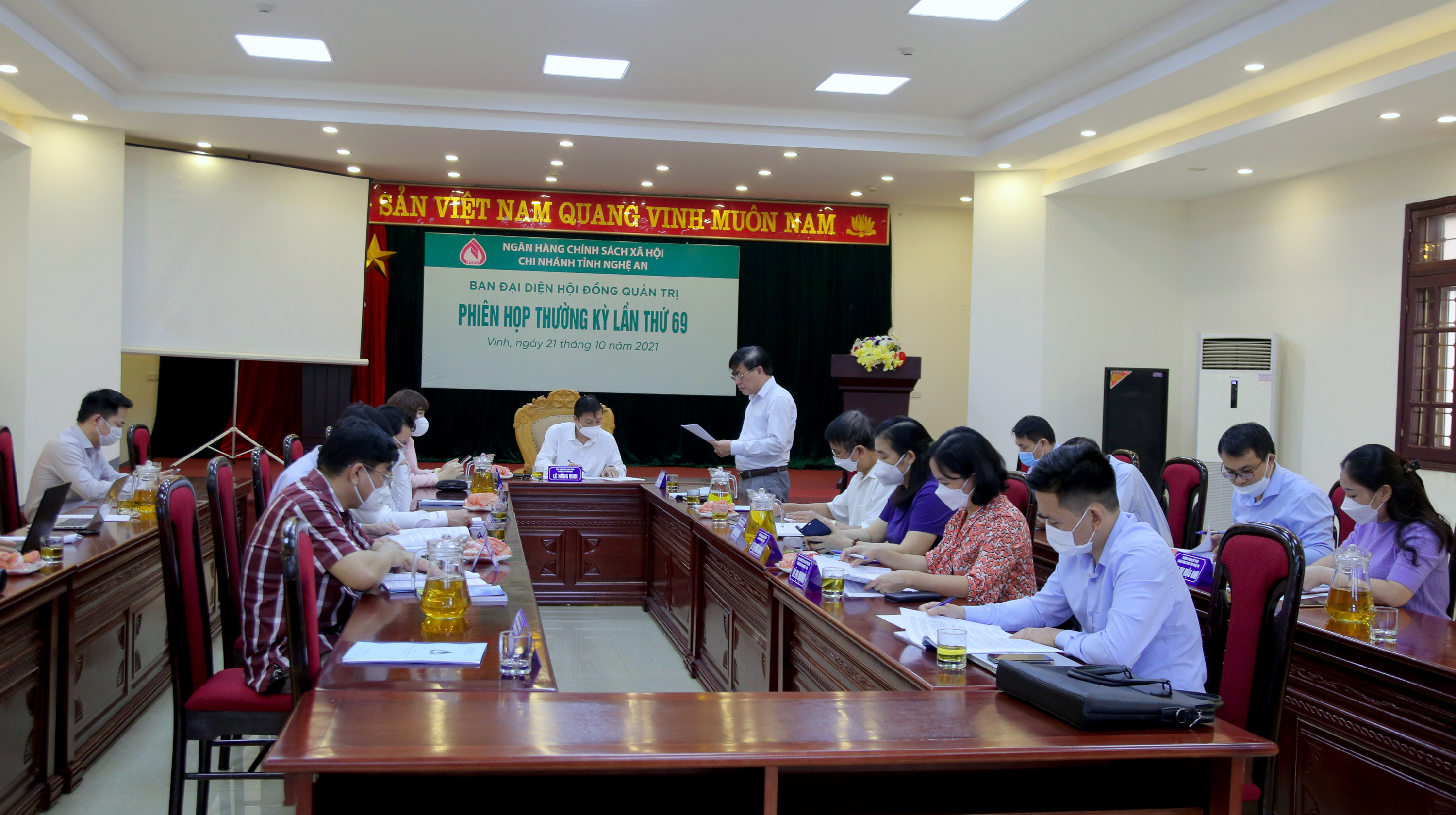 Giám đốc NHCSXH tỉnh Trần Khắc Hùng báo cáo hoạt động quý III/2021. Ảnh Thu Huyền