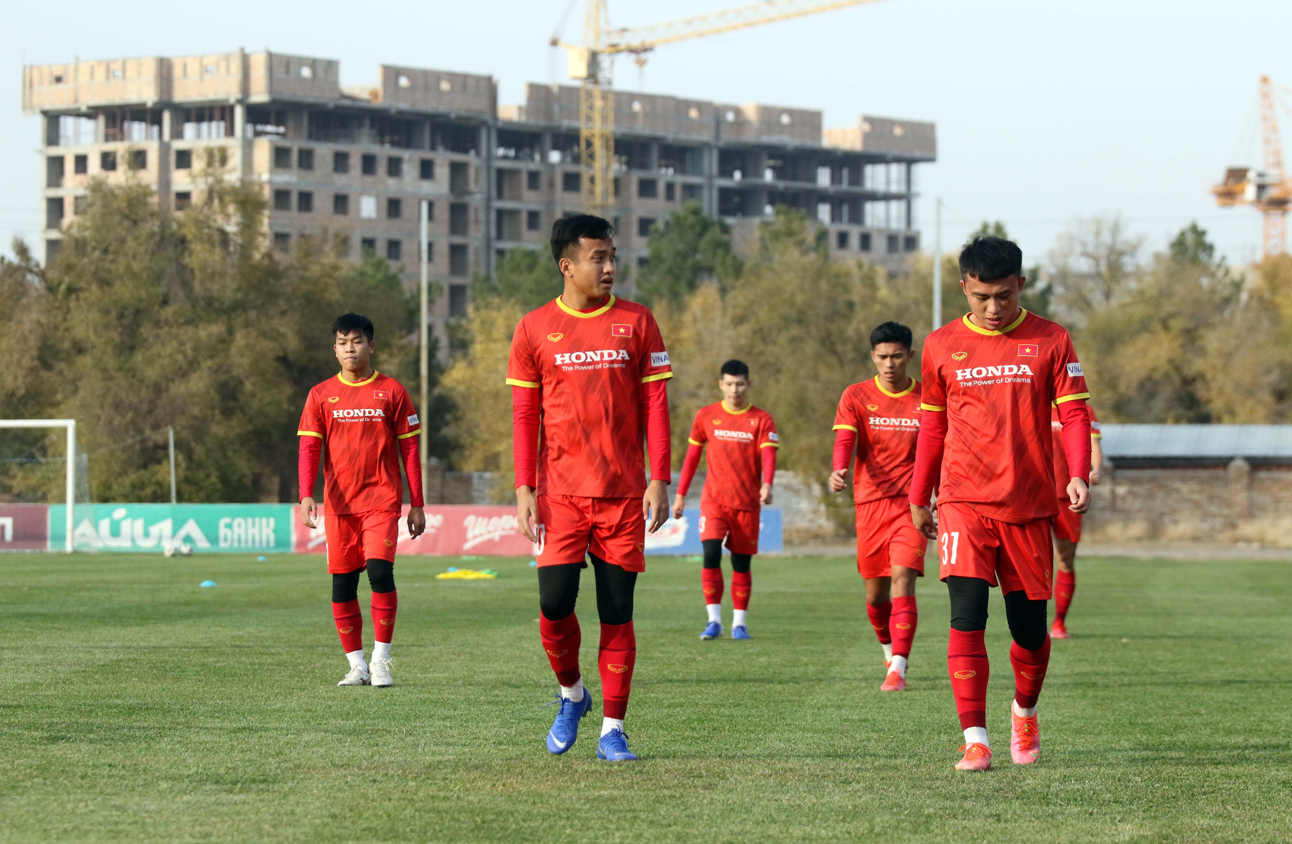Hai cầu thủ của SLNA là Mai Sỹ Hoàng và Nguyễn Văn Việt đang tích cực tập luyện nhằm chiếm niềm tin của BHL đội tuyển. Ảnh: VFF