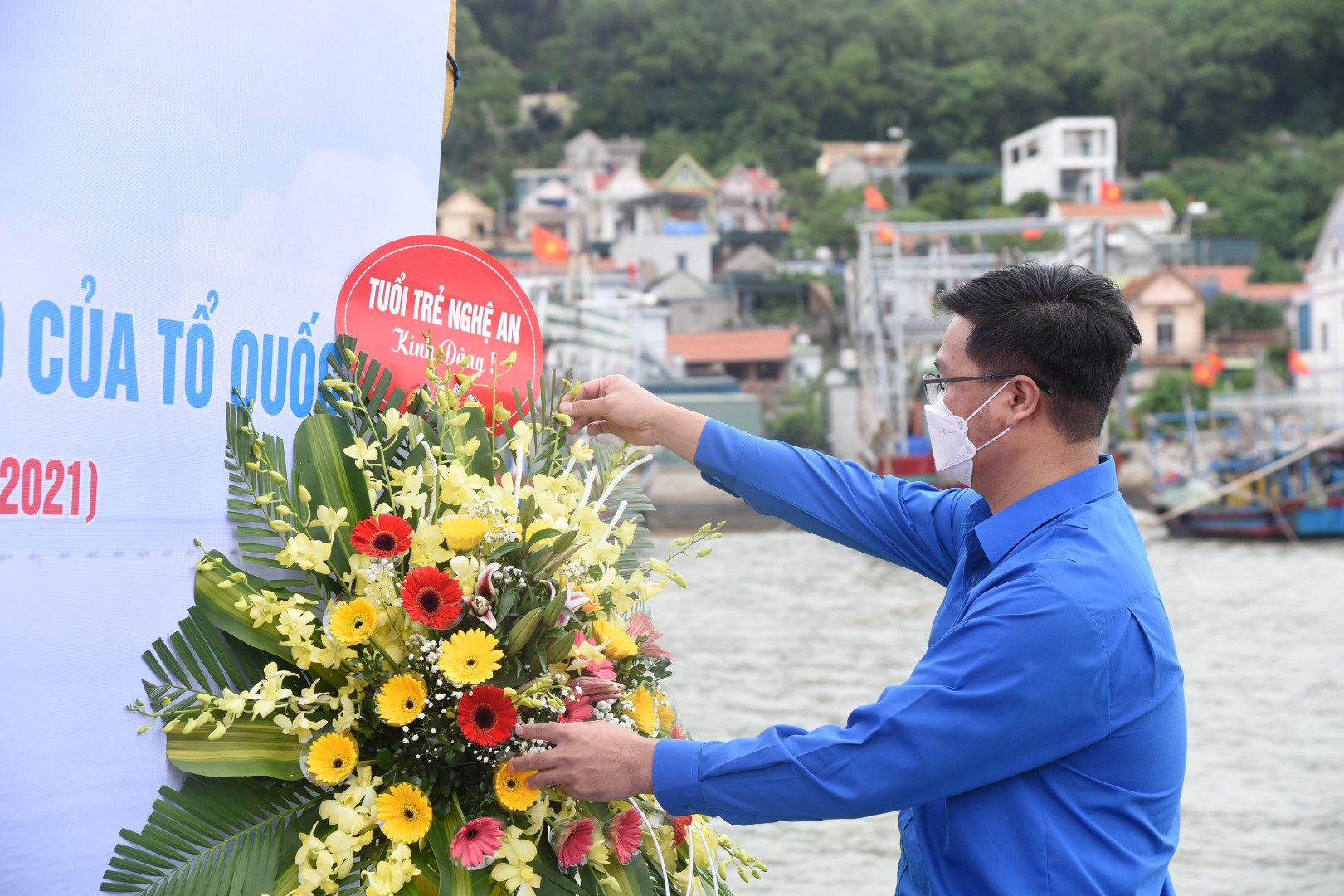 Tuổi trẻ tỉnh Nghệ An dâng hoa tưởng niệm các anh hùng liệt sỹ. Ảnh: TG