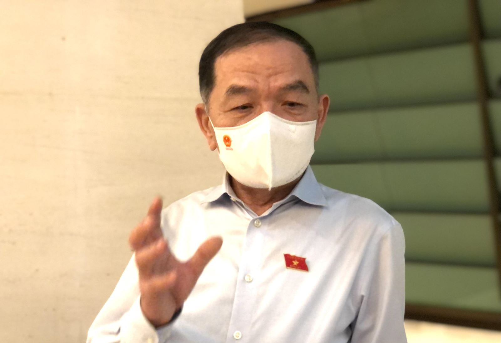 Đại biểu Lê Thanh Vân (Đoàn ĐBQH tỉnh Cà Mau) trả lời phỏng vấn phóng viên báo Tin tức bên hành lang Quốc hội.