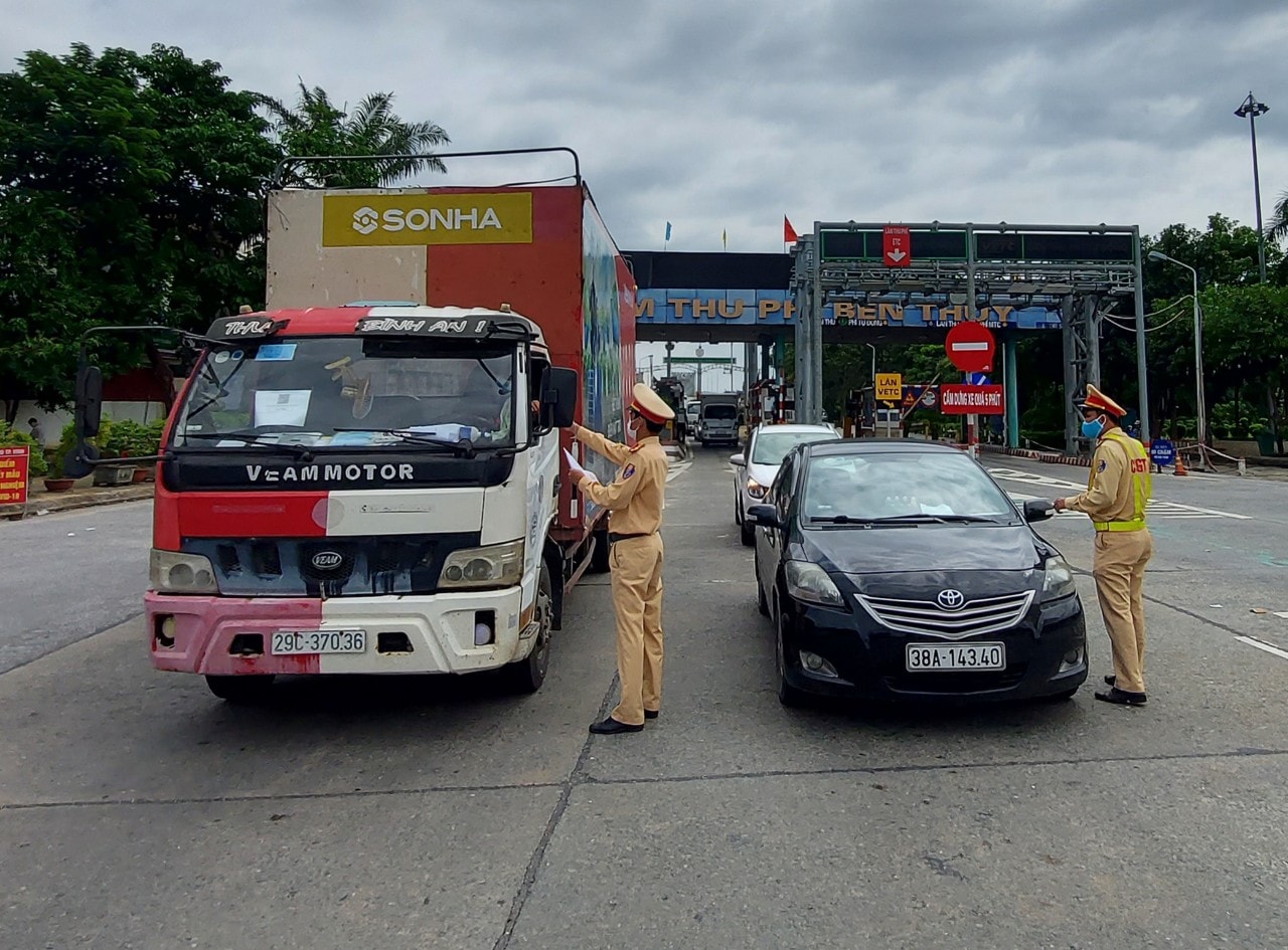 CSGT kiểm soát người ra vào địa bàn Nghệ An. Ảnh: Tiến Hùng