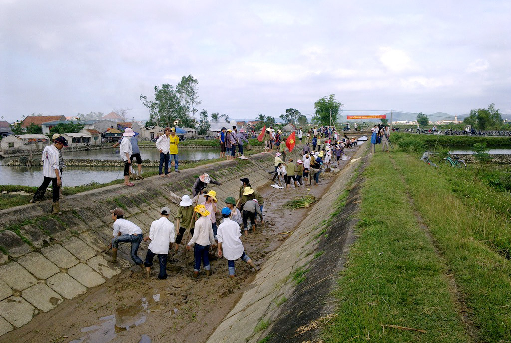 Ra quân làm thủy lợi nội đồng ở huyện Yên Thành. Ảnh: Văn trường