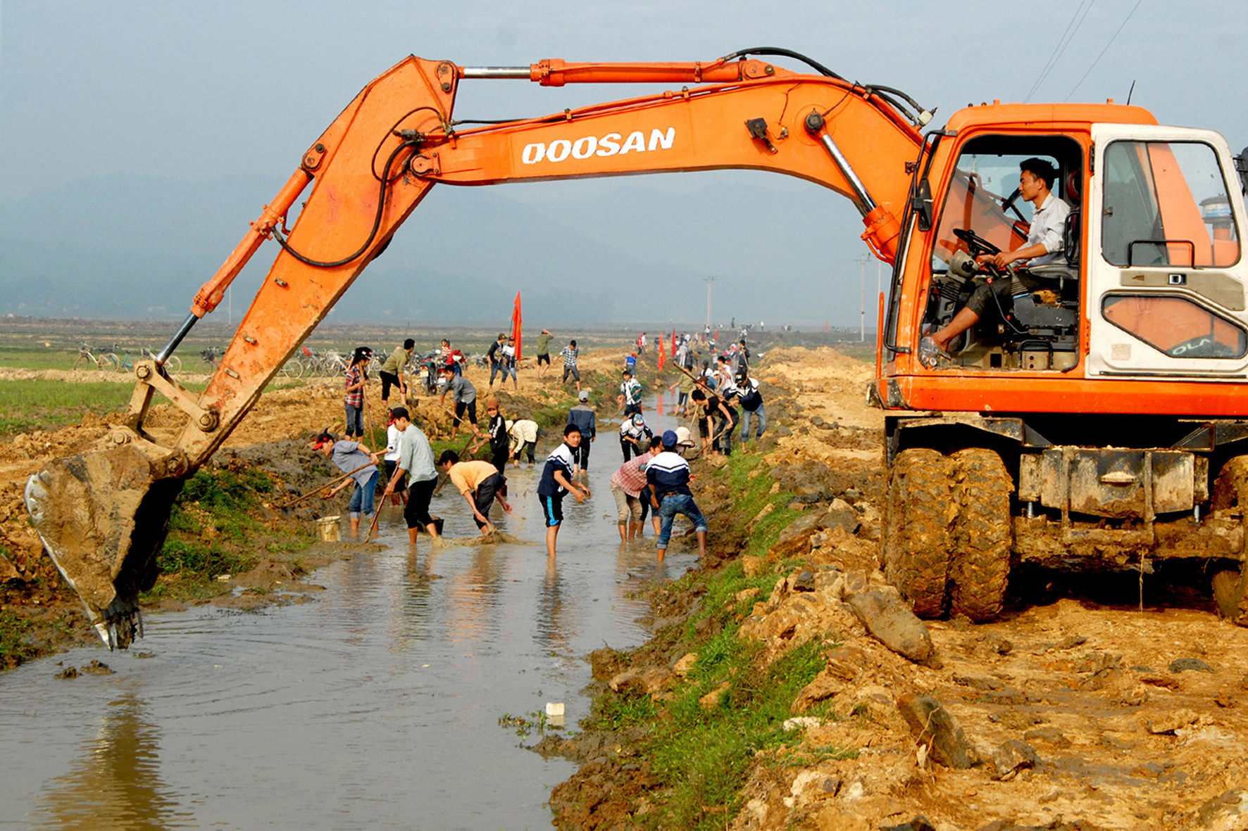 Người dân các xã Tăng Thành, Tân Thành, Lăng Thành triển khai nạo vét hệ thống kênh mương nội đồng, tu sửa bờ vùng bờ thửa. Ảnh: Hồ Các