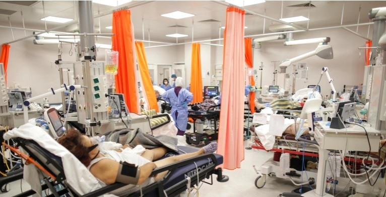 Nhân viên y tế hỗ trợ bệnh nhân COVID-19 tại phòng điều trị tích cực (ICU) ở một bệnh viện tại Bucharest, Romania. Ảnh: Reuters