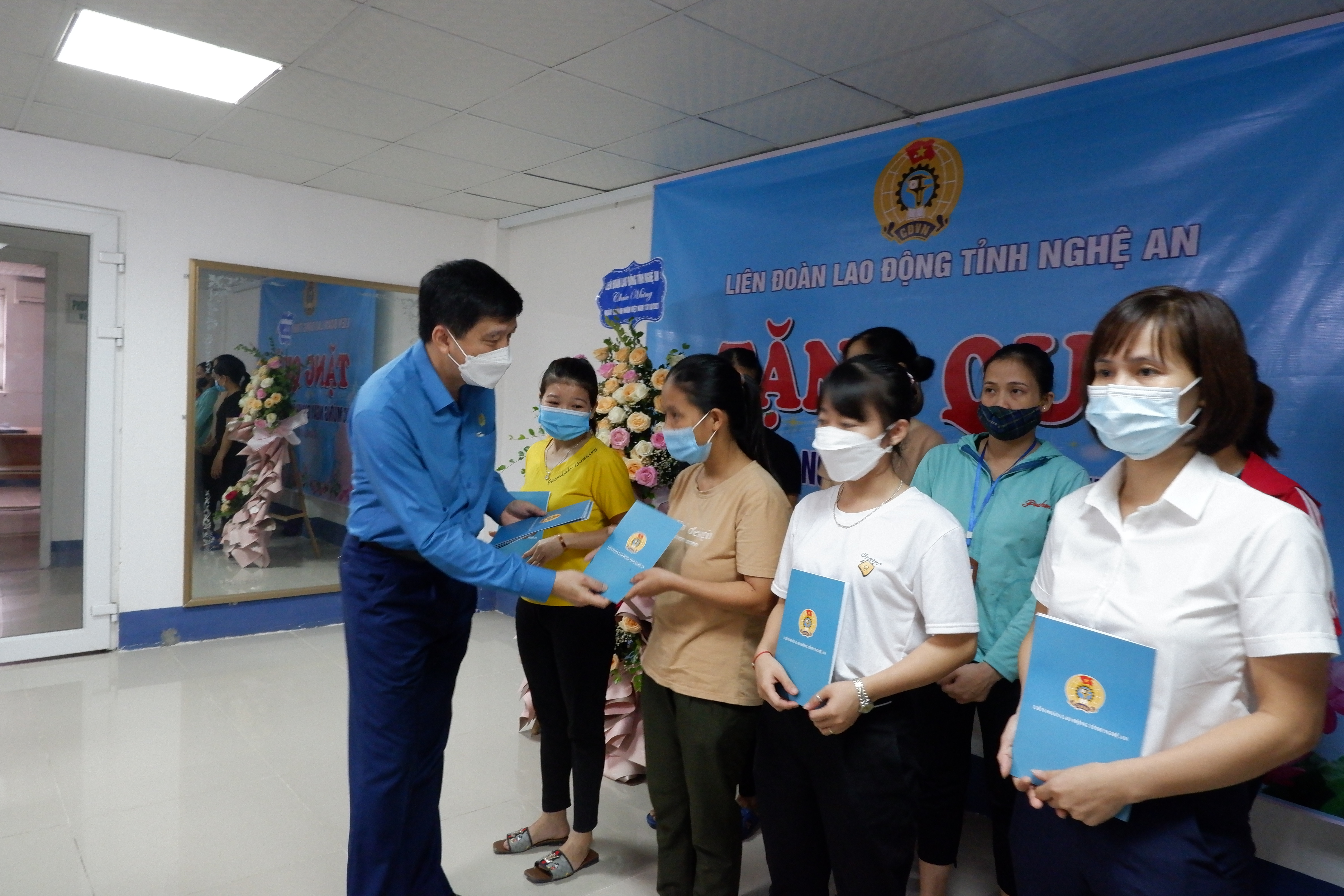 Ông Kha Văn Tám - Chủ tịch LĐLĐ tỉnh thăm tặng quà cho công nhân có hoàn cảnh khó khăn. Ảnh: D.T