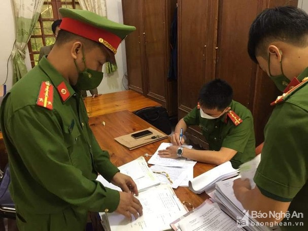 Công an huyện Anh Sơn điều tra vụ án ở xã Khai Sơn. Ảnh CACC
