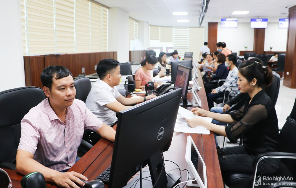 Giải quyết thủ tục hành chính cho người dân tại Trung tâm phục vụ hành chính công tỉnh Nghệ An. Ảnh tư liệu: Thanh Lê