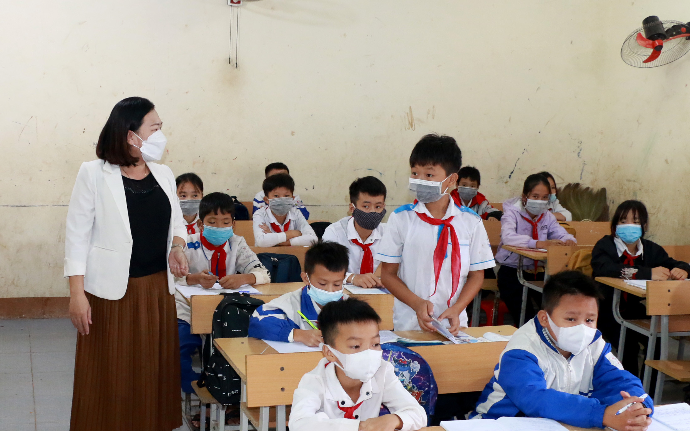 Đến thời điểm này 19 huyện, thị trong tỉnh Nghệ An đã tổ chức dạy học trực tiếp. Trong ảnh Giờ học của học sinh Trường PT DTBT THCS Xá Lượng (Tương Dương). Ảnh - MH