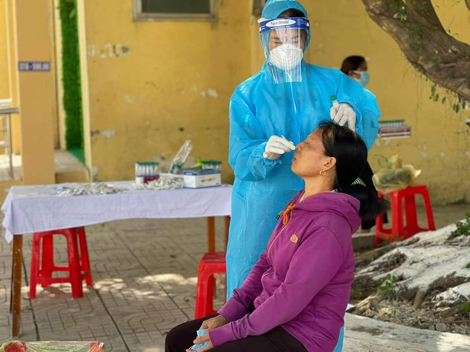 Huyện Yên Thành đang rốt ráo lấy mẫu xét nghiệm những người liên quan bệnh nhân. Ảnh minh họa: Tiến Hùng