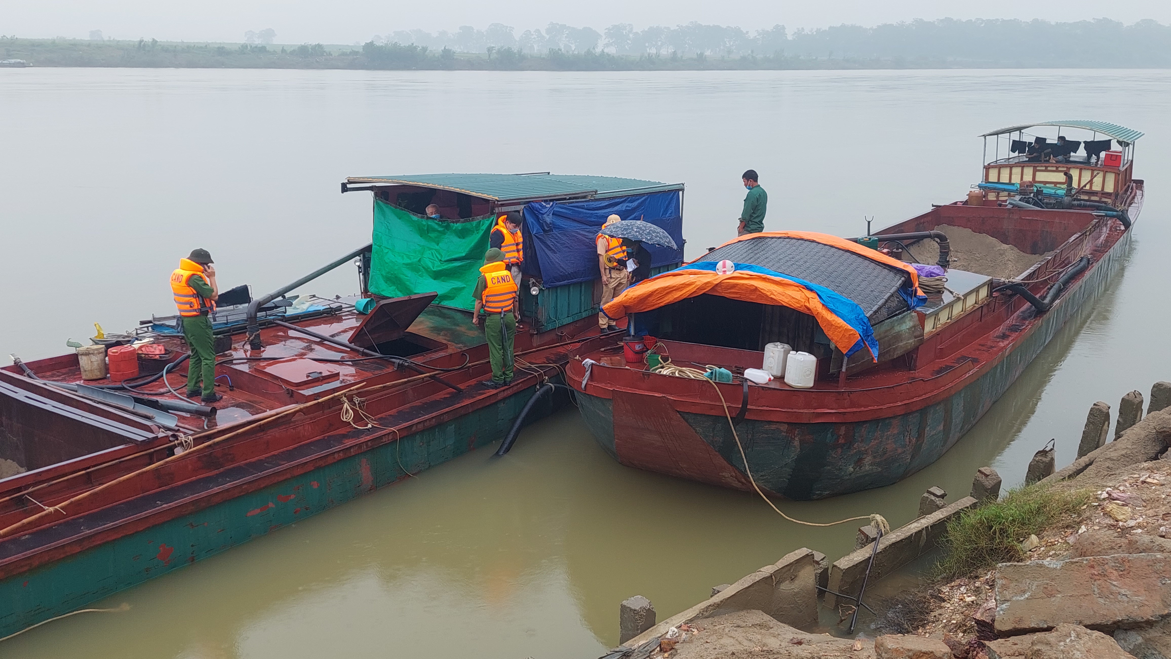 Lực Lượng chức năng huyện Thanh Chương xử lý vi phạm hành chính đối với các xà lạn hút cát trái phép trên sông Lam. Ảnh: Văn Lý